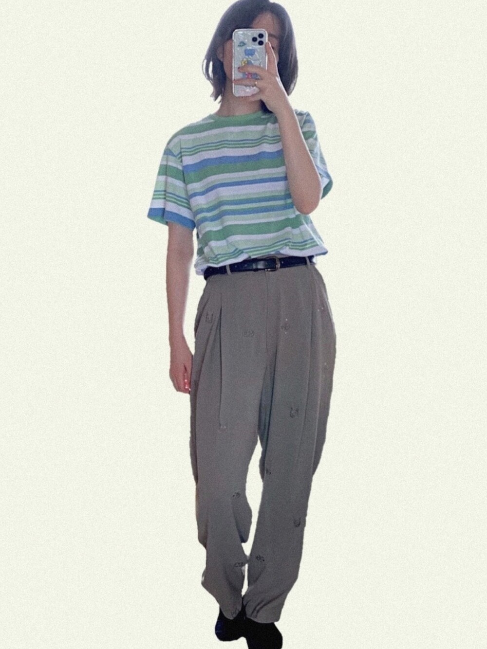 「春夏コーデ、カジュアルコーデ、ラクチンコーデ、アースカラー、パンツスタイル、休日スタイル、古着、ヴィンテージ、vintage、ボーダー」｜「VINTAGEのアイテム（Tシャツ/カットソー、グリーン系）」を使った、moriさん（レディース・159cm）の春コーディネートの1枚目の写真