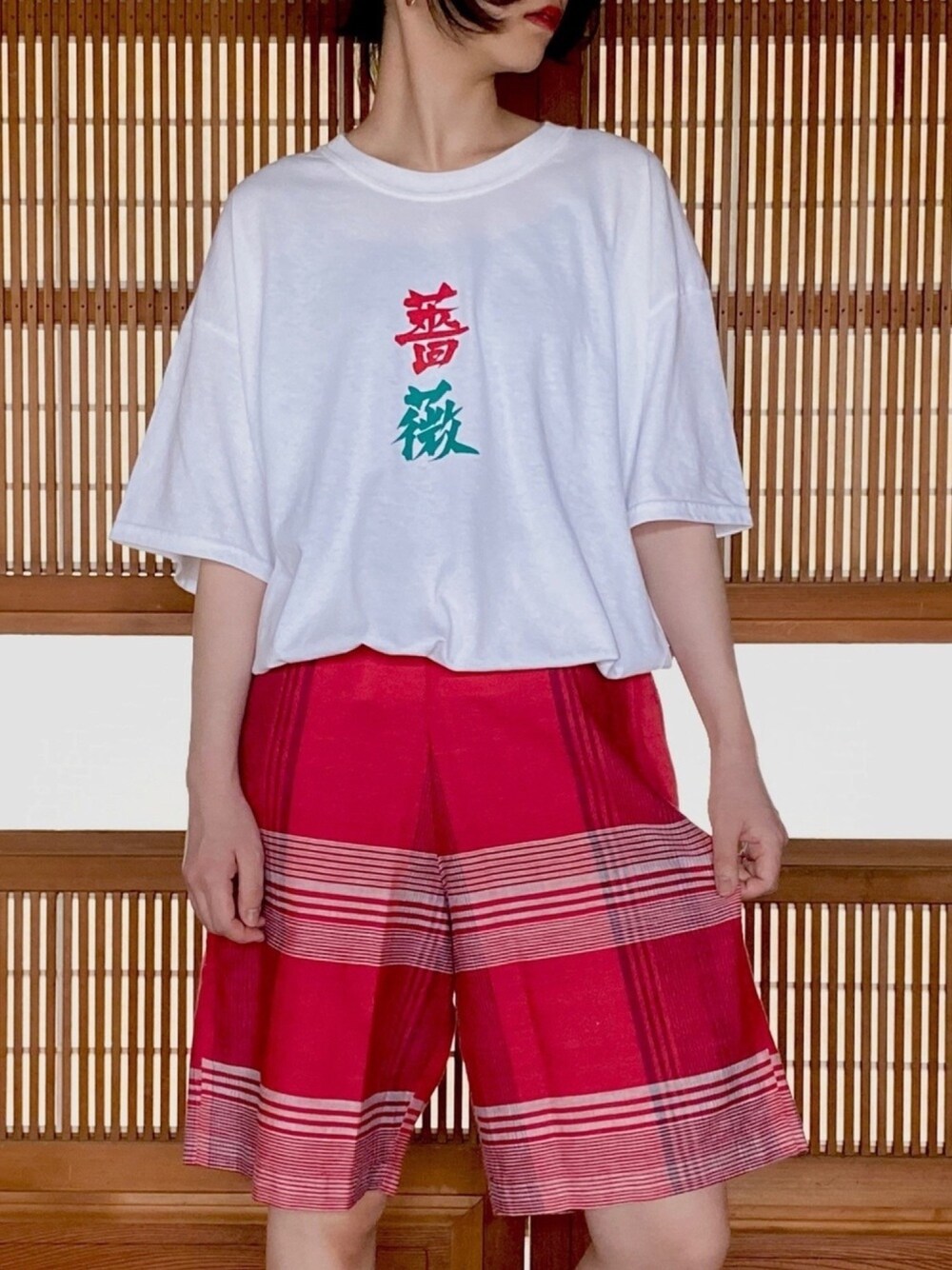 「シンプル、カジュアルコーデ、ゆるコーデ、夏コーデ、ハーフパンツ、ホワイト、薔薇、薔薇T、漢字、パンツスタイル」｜「YOUSHINのアイテム（Tシャツ/カットソー、ホワイト系）」を使った、moriさん（レディース・159cm）の夏コーディネートの1枚目の写真
