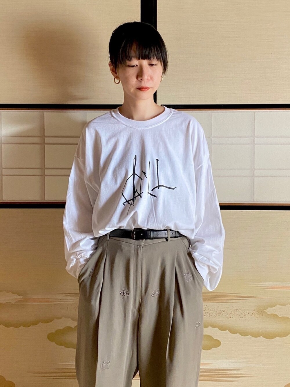 「YOUSHIN、シンプルコーデ、カジュアルコーデ、オトナカジュアル、秋カラー、今日のコーデ、くすみカラー、ゆるコーデ、白Tシャツ、ロンT」｜「YOUSHINのアイテム（Tシャツ/カットソー、ホワイト系）」を使った、moriさん（レディース・159cm）の夏コーディネートの1枚目の写真