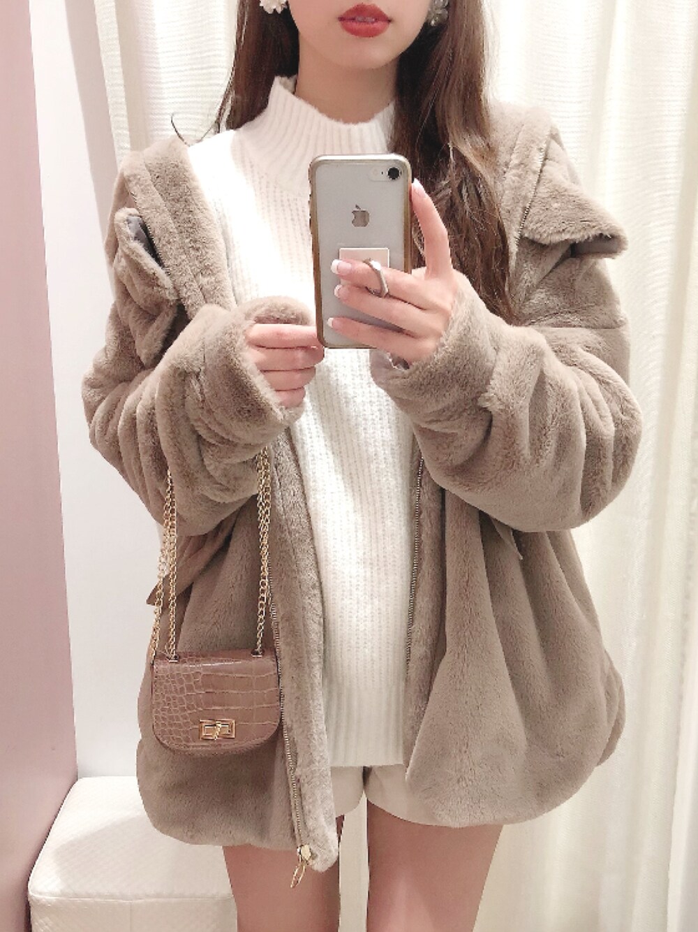 「ファーコート、エコファー、冬コーデ、大人カジュアル、オトナ女子、ビッグシルエット」｜「one after another NICE CLAUPのにじいろカラーニット（ニット/セーター、ホワイト系）」を使った、miya【骨格ウェーブ/イエベ春】さん（レディース・160cm）の秋コーディネートの1枚目の写真