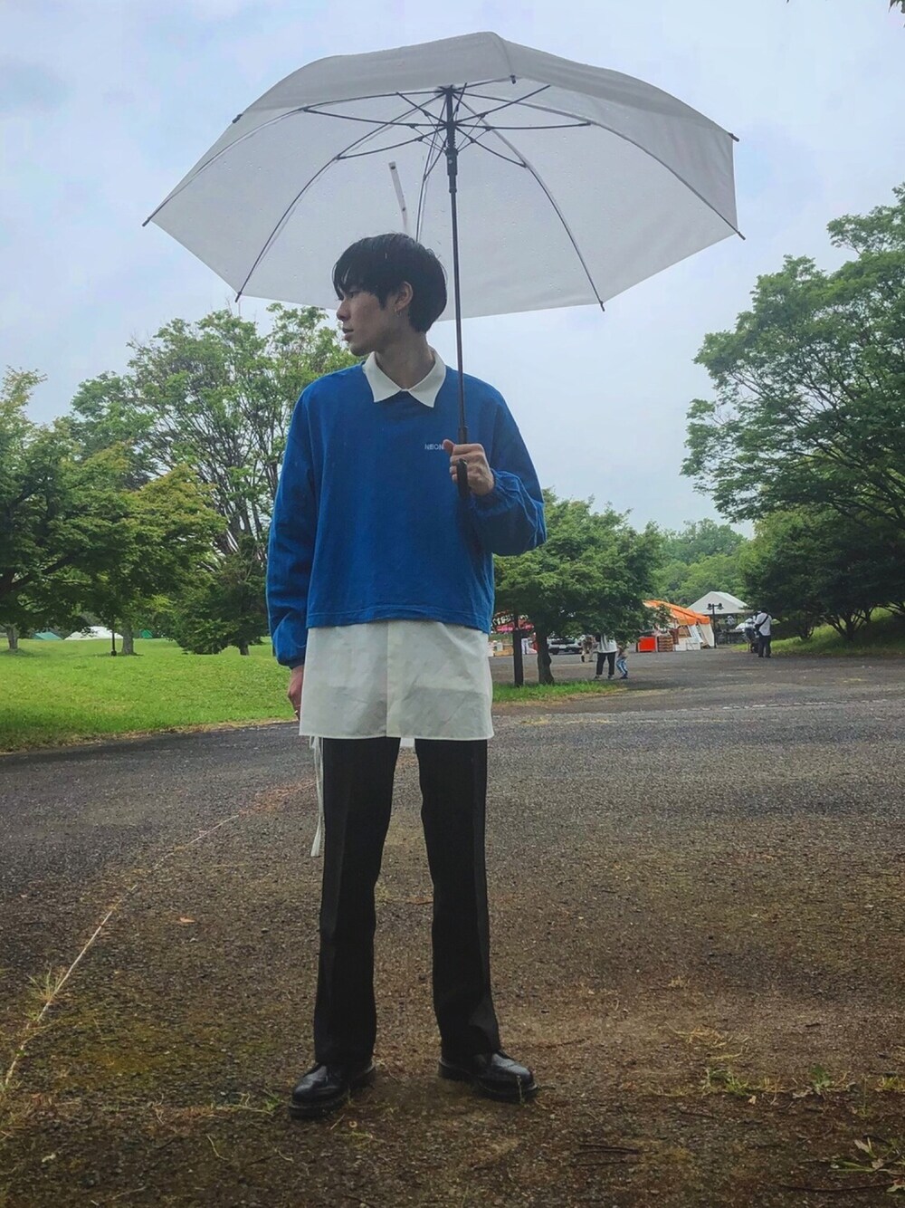 「梅雨、梅雨コーデ、キレイめ、フレアパンツ、neonsign、TOIRONIER、Wrangler、Dr.Martens」｜「NEONSIGNのアイテム（Tシャツ/カットソー、ブルー系）」を使った、おりゅうさん（メンズ・177cm）の夏コーディネートの1枚目の写真