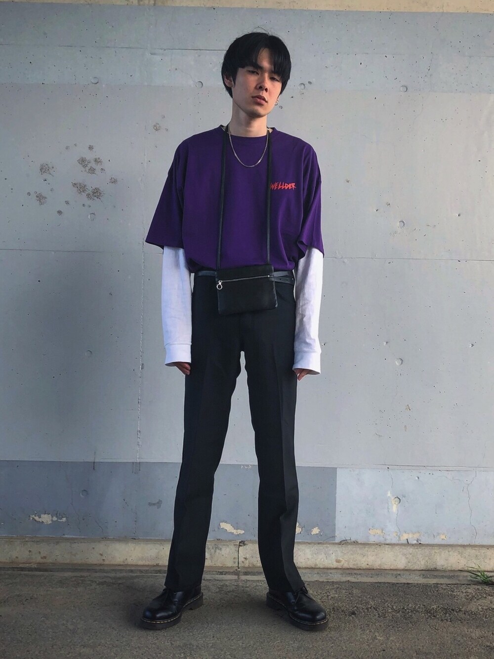 「春、春コーデ、キレイめ、ロンT、wellder、stussy、Wrangler、LIDnM、Aeta、Dr.Martens」｜「Aetaの＜Aeta＞ FLAT POUCH/フラットポーチ □□（ショルダーバッグ、ブラック系）」を使った、おりゅうさん（メンズ・177cm）の夏コーディネートの1枚目の写真