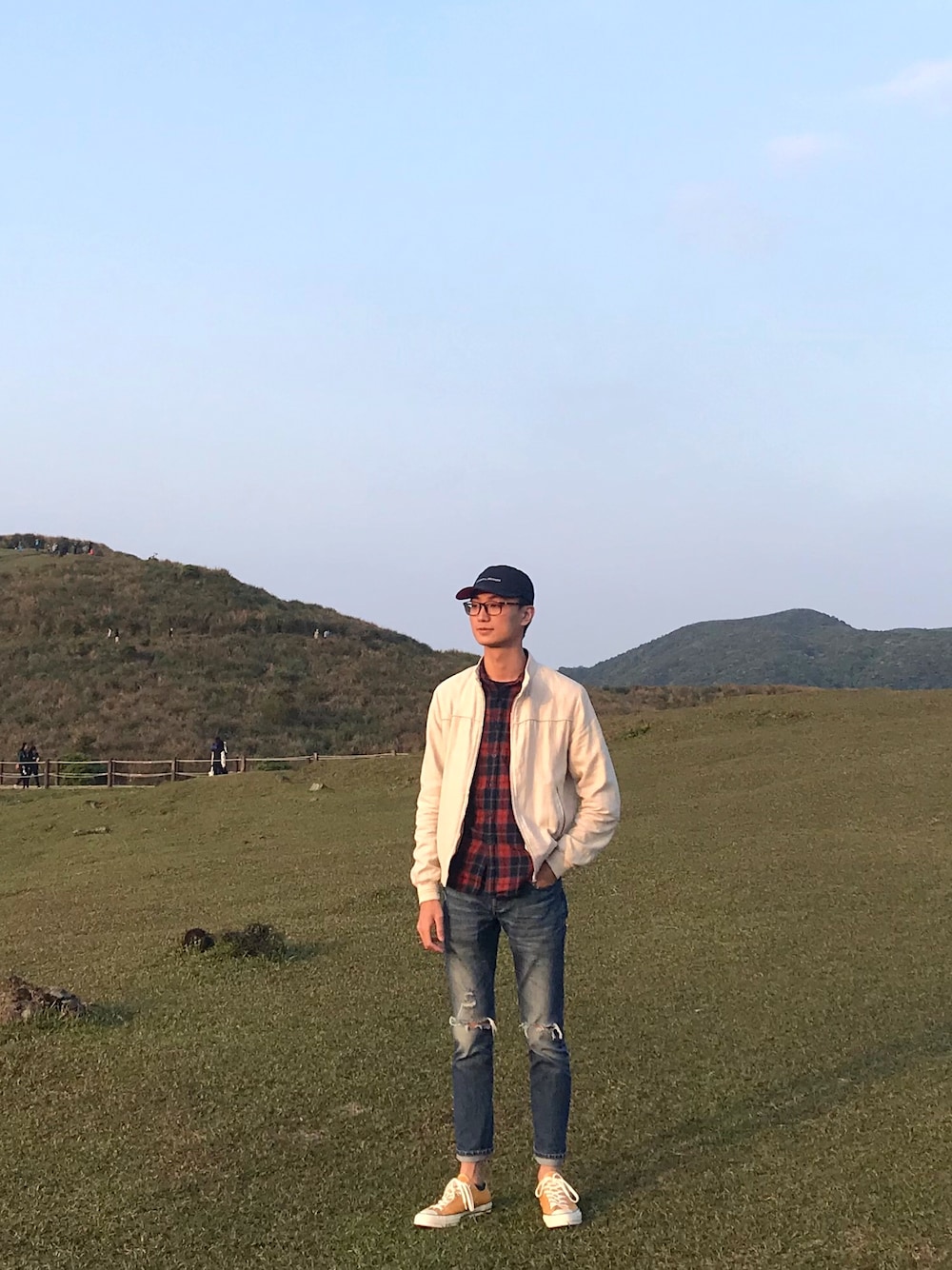 ベージュ系のジャケット/アウター、その他のシャツ/ブラウスを着用したメンズの夏コーディネートの1枚目の写真