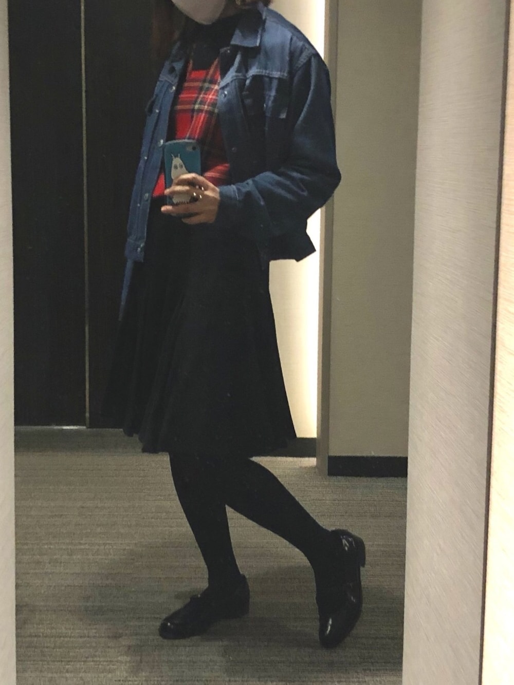 「古着、vintage、agnes b.、赤チェック、チェック」｜「古着のアイテム（デニムジャケット、ブルー系）」を使った、nkさん（レディース・157cm）の冬コーディネートの1枚目の写真