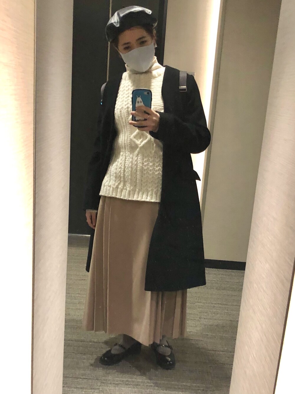 「ハンドメイド、ベレー帽、手編み、ベスト、プリーツスカート、HARUTA」｜「お母さんの手編みのアイテム（ベスト、ホワイト系）」を使った、nkさん（レディース・157cm）の冬コーディネートの1枚目の写真