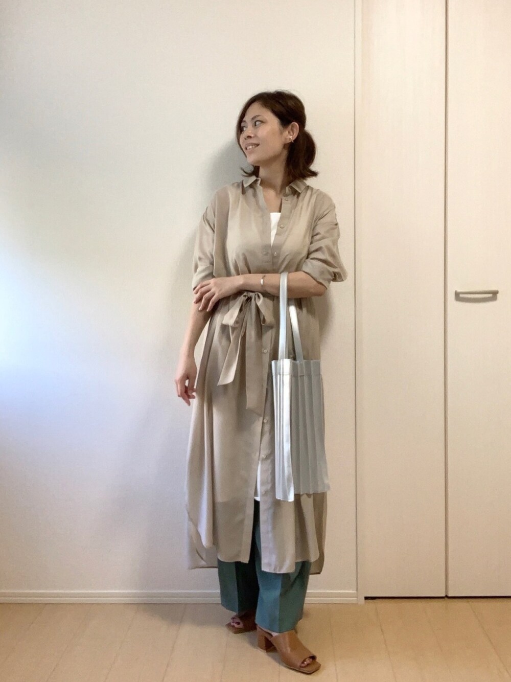 ベージュ系のワンピース、シルバー系のトートバッグ、グリーン系のその他パンツを着用したレディースの春コーディネートの1枚目の写真