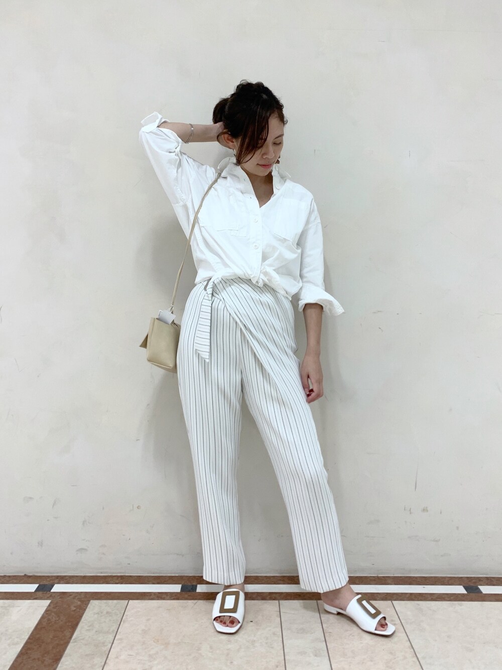 「ホワイト、ホワイトコーデ、ホワイトパンツ、ストライプパンツ、ストライプ、白シャツ、白、オーバーサイズ、ワントーンコーデ、着回しコーデ」｜「CAST:の【Oggi6月号掲載】ガーメントダイオーバーシャツ（シャツ/ブラウス、ホワイト系）」を使った、Matsuiさん（レディース・157cm）の夏コーディネートの1枚目の写真