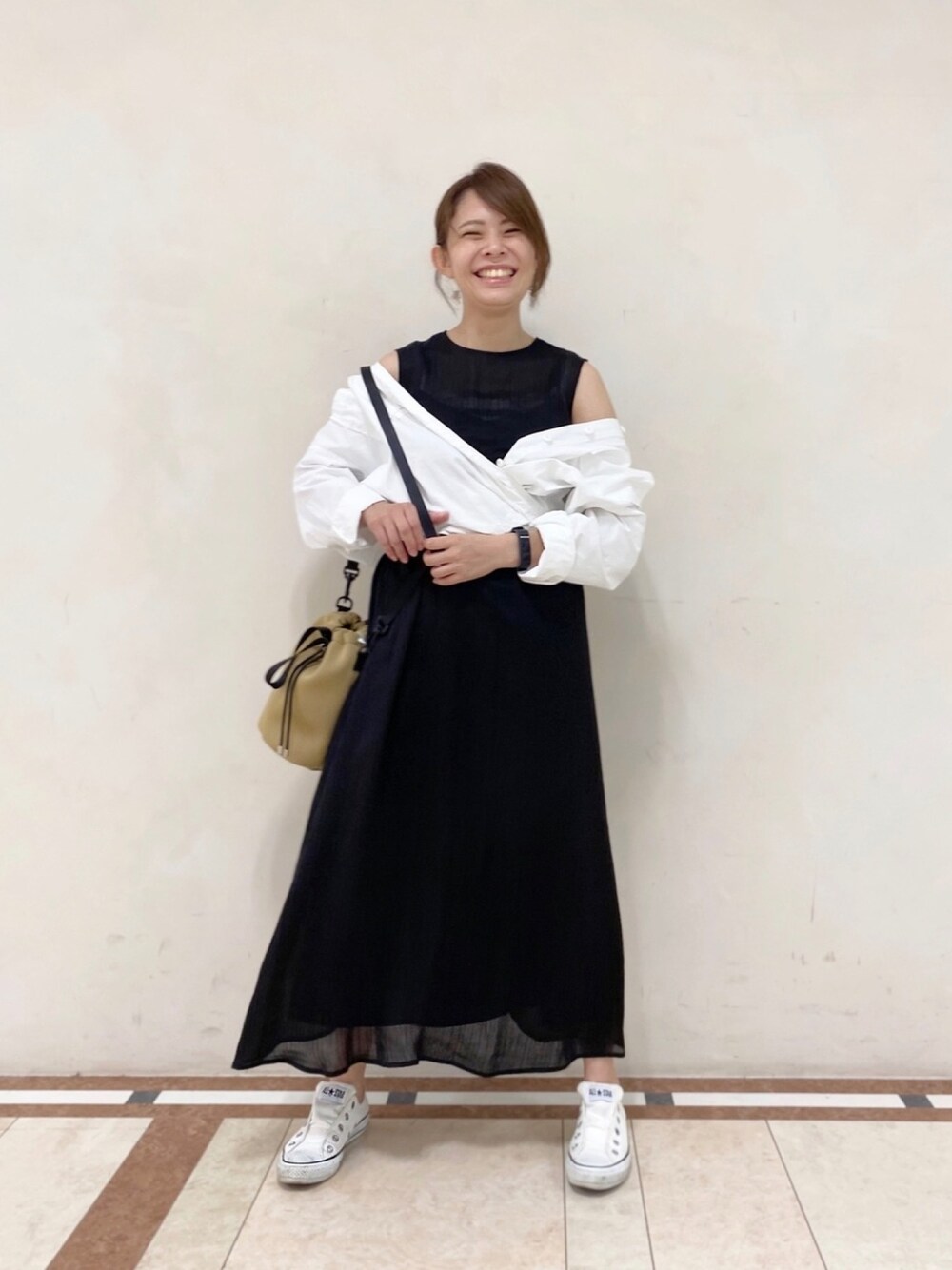 「白スニーカー、白シャツ、白黒コーデ、モノトーン、モノトーンコーデ、ママコーデ、ママファッション、ワンピース×スニーカー、ワンピース、マキシ丈ワンピース」｜「CAST:の【Oggi6月号掲載】ガーメントダイオーバーシャツ（シャツ/ブラウス、ホワイト系）」を使った、Matsuiさん（レディース・157cm）の夏コーディネートの1枚目の写真