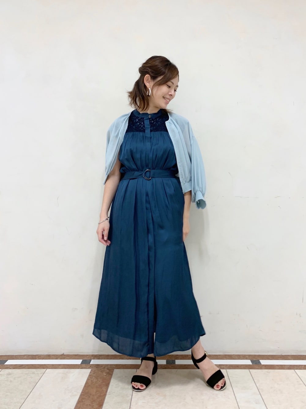 「秋カラー、オトナ女子、キレイめ、ママコーデ、ワンピース、透け感、お呼ばれスタイル、お呼ばれ、大人フェミニン、サテン」｜「CAST:のシアー ノーカラージャケット（ブルゾン、グリーン系）」を使った、Matsuiさん（レディース・157cm）の秋コーディネートの1枚目の写真