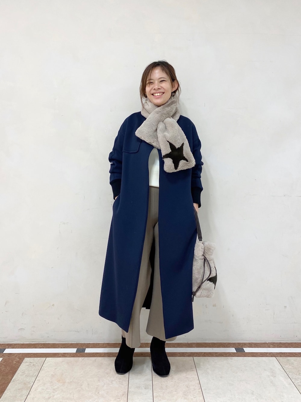「ファー小物、ファー、ファーバッグ、マフラー、ストール、もこもこ、コート、ニットパンツ、カジュアルコーデ、秋冬コーデ」｜「CAST:のスターモチーフファーマフラー（マフラー、ベージュ系）」を使った、Matsuiさん（レディース・157cm）の秋コーディネートの1枚目の写真