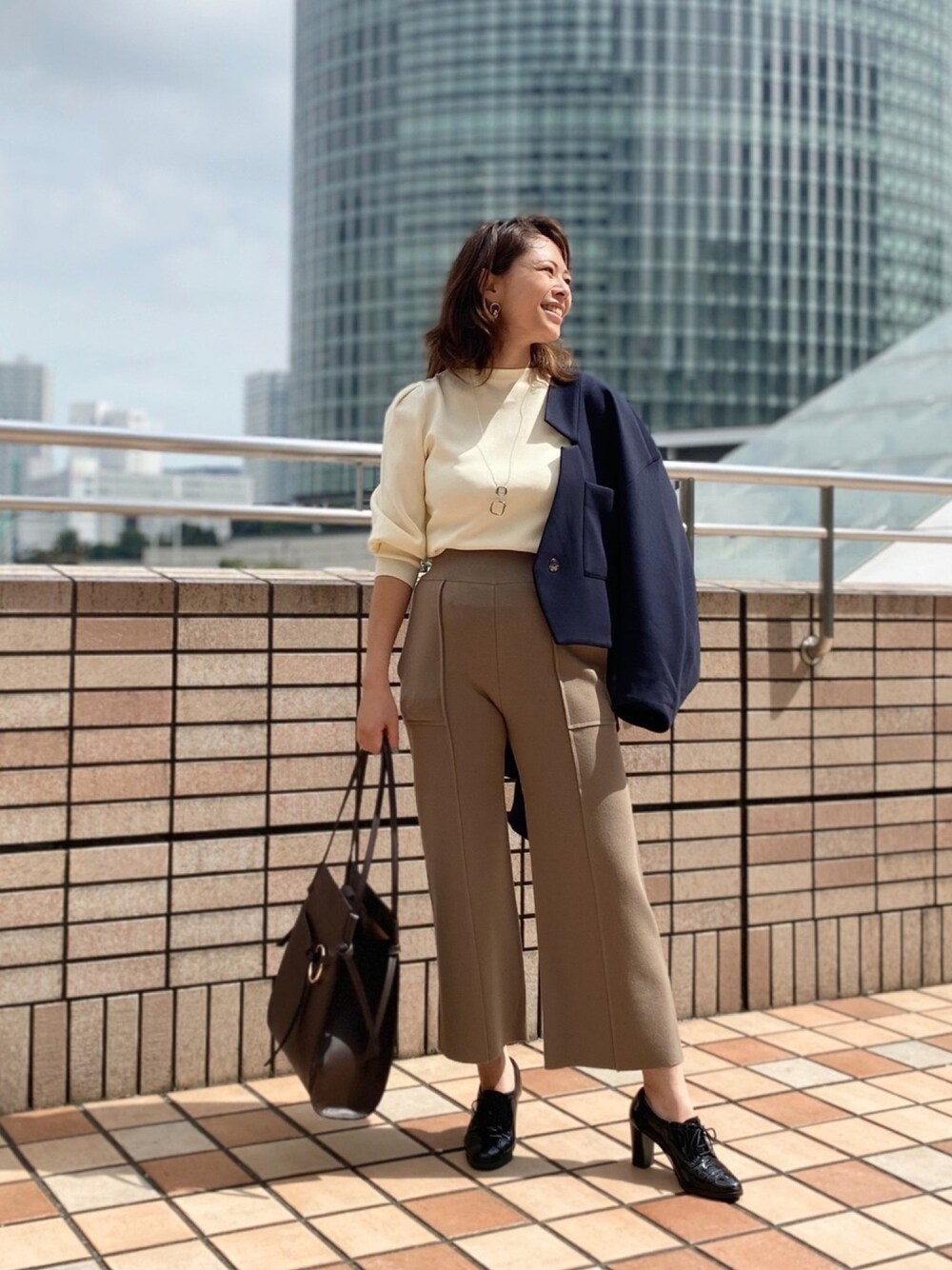 「パンツスタイル、オフィスカジュアル、オフィススタイル、ジャケット、ジャケットスタイル、仕事着、ニットパンツ、きれいめカジュアル、キレイめ、シンプルコーデ」｜「CAST:のコンシャススリーブショートジャケット（ブルゾン、ブルー系）」を使った、Matsuiさん（レディース・157cm）の秋コーディネートの1枚目の写真