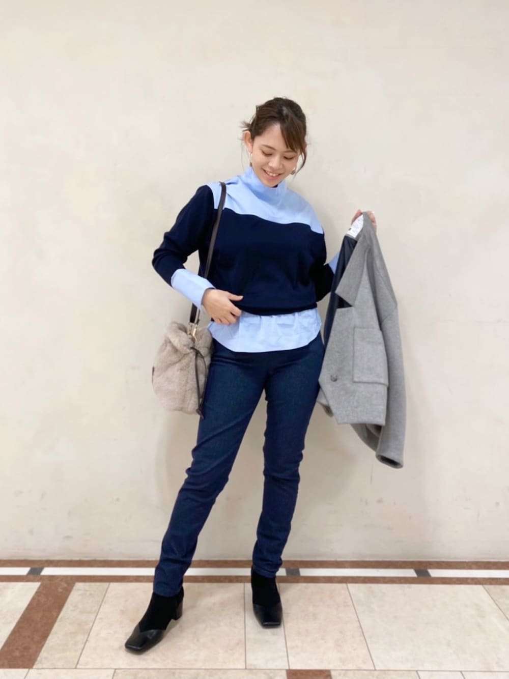 「デニム、デニムパンツ、シャツスタイル、ドラマ着用、シンプルコーデ、重ね着風、ブルーコーデ、オトナカジュアル、カジュアルコーデ、オフィスカジュアル」｜「CAST:のハイネックレイヤードシャツニット（ニット/セーター、ブルー系）」を使った、Matsuiさん（レディース・157cm）の冬コーディネートの1枚目の写真