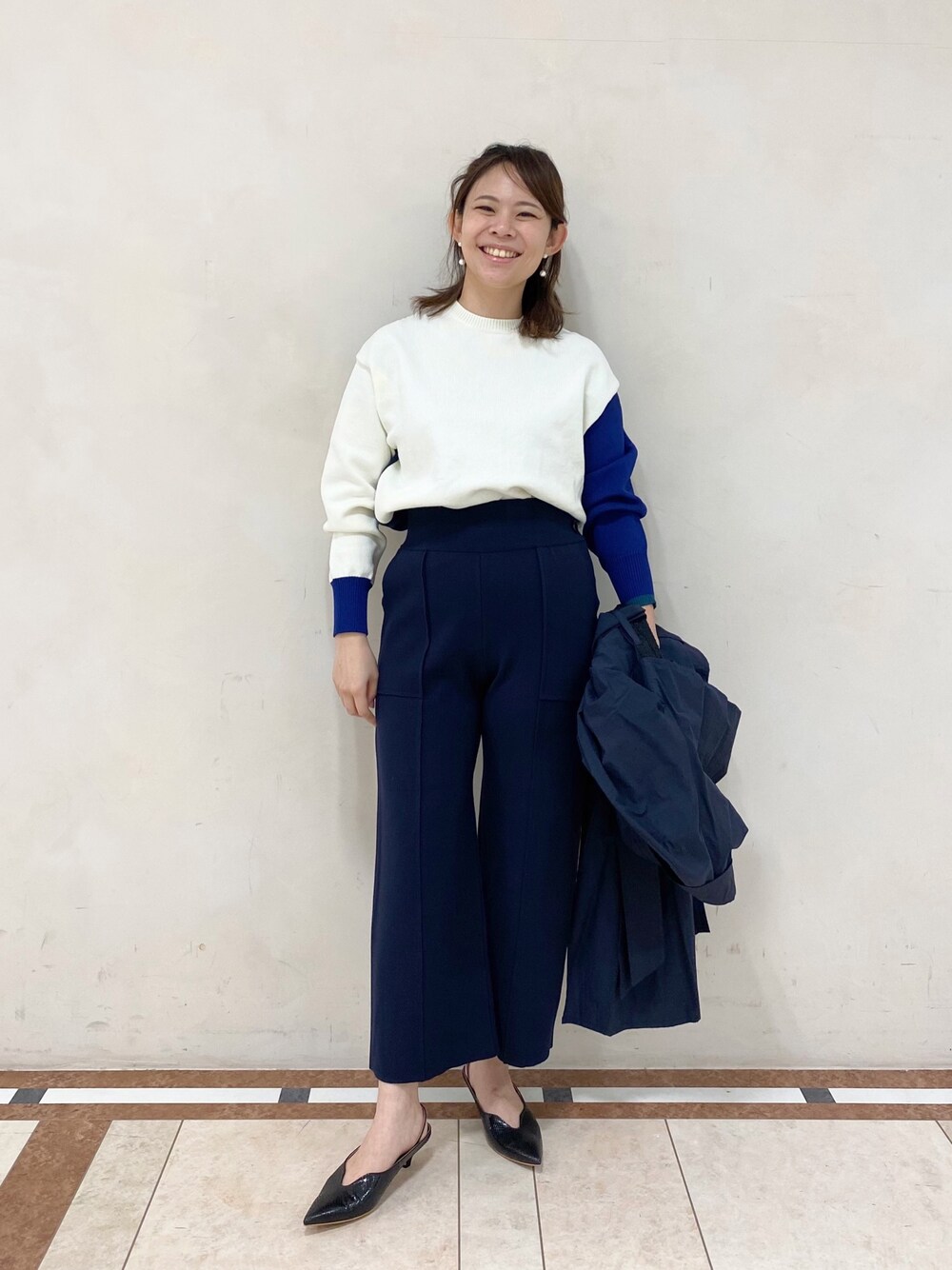 「オトナカジュアル、ラクチンコーデ、ニットパンツ、ニット、ニットコーデ、テレワーク、在宅勤務、休日スタイル、カジュアル、カジュアルコーデ」｜「CAST:のカラーブロックニットプルオ―バー（ニット/セーター、ホワイト系）」を使った、Matsuiさん（レディース・157cm）の冬コーディネートの1枚目の写真