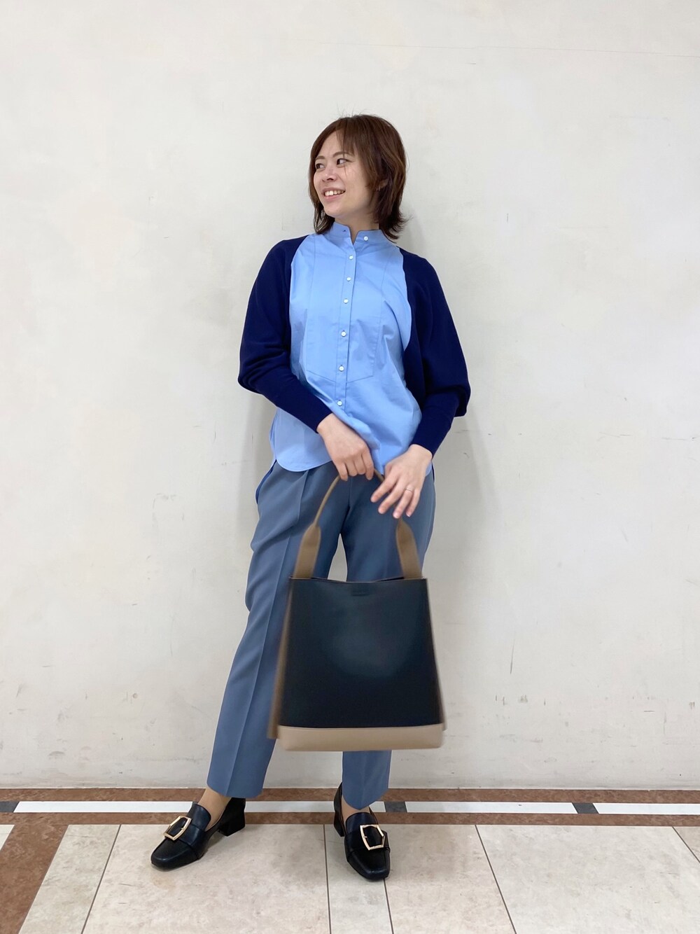 「ブルー、ブルーコーデ、ネイビー、ネイビーコーデ、細見え、きれいめカジュアル、オフィススタイル、オフィスカジュアル、お仕事コーデ、パンツスタイル」｜「CAST:のタイプライターシャツコンビニット（シャツ/ブラウス、ブルー系）」を使った、Matsuiさん（レディース・157cm）の冬コーディネートの1枚目の写真