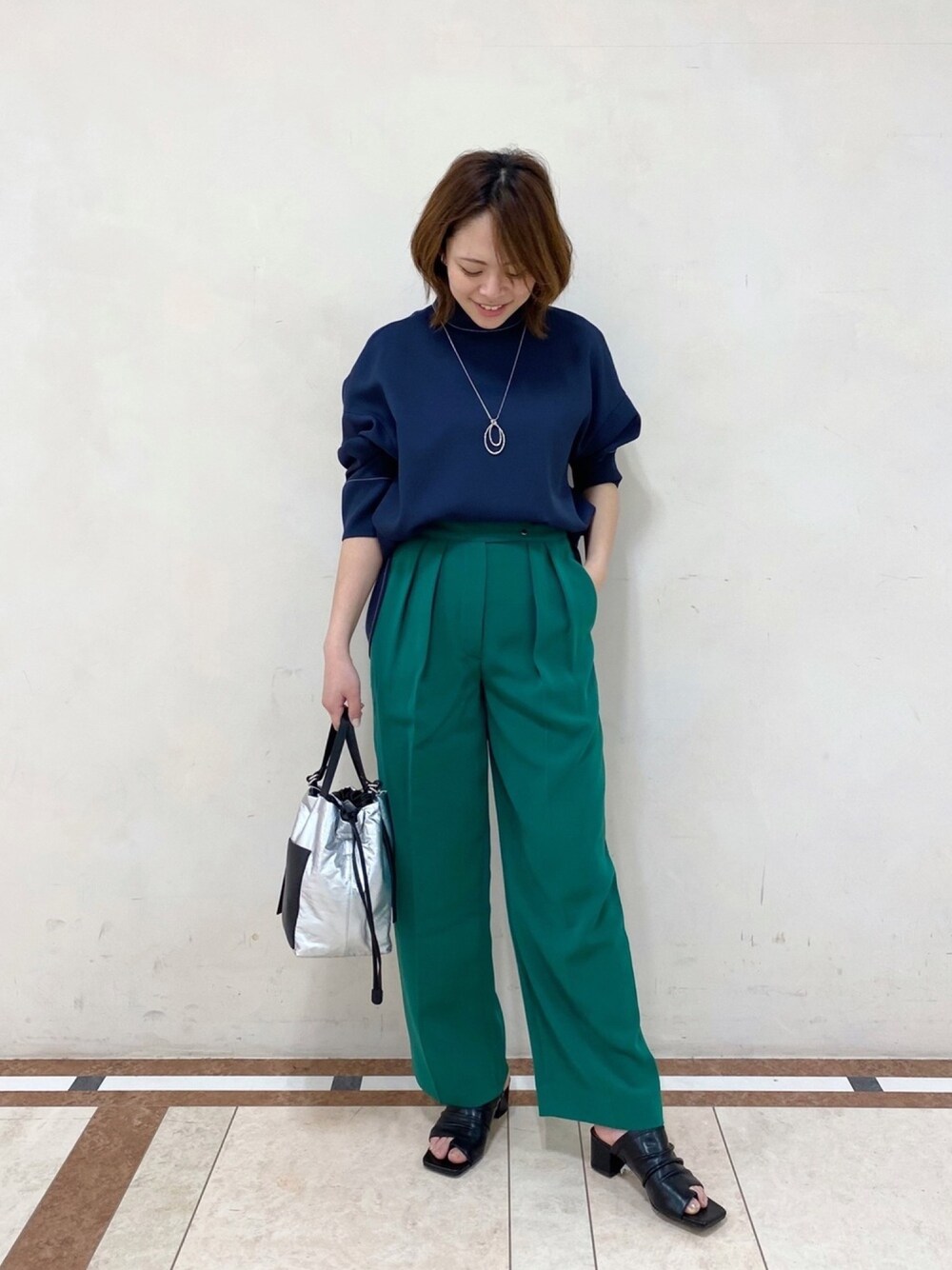 「パンツスタイル、パンツ、トングサンダル、グリーン、ワイドパンツ、ビビットカラー、ゆるコーデ、休日コーデ、大人コーデ、主役はカラーパンツ」｜「CAST:の5カラーズパンツ（スラックス、グリーン系）」を使った、Matsuiさん（レディース・157cm）の春コーディネートの1枚目の写真