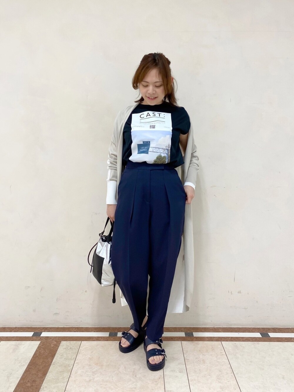 「パンツスタイル、パンツ、パンツコーデ、オトナカジュアル、プリントT、Tシャツ、シンプルコーデ、ゆるコーデ、休日コーデ、カジュアルコーデ」｜「CAST:のバレルパンツ セットアップ（その他パンツ、ブルー系）」を使った、Matsuiさん（レディース・157cm）の春コーディネートの1枚目の写真
