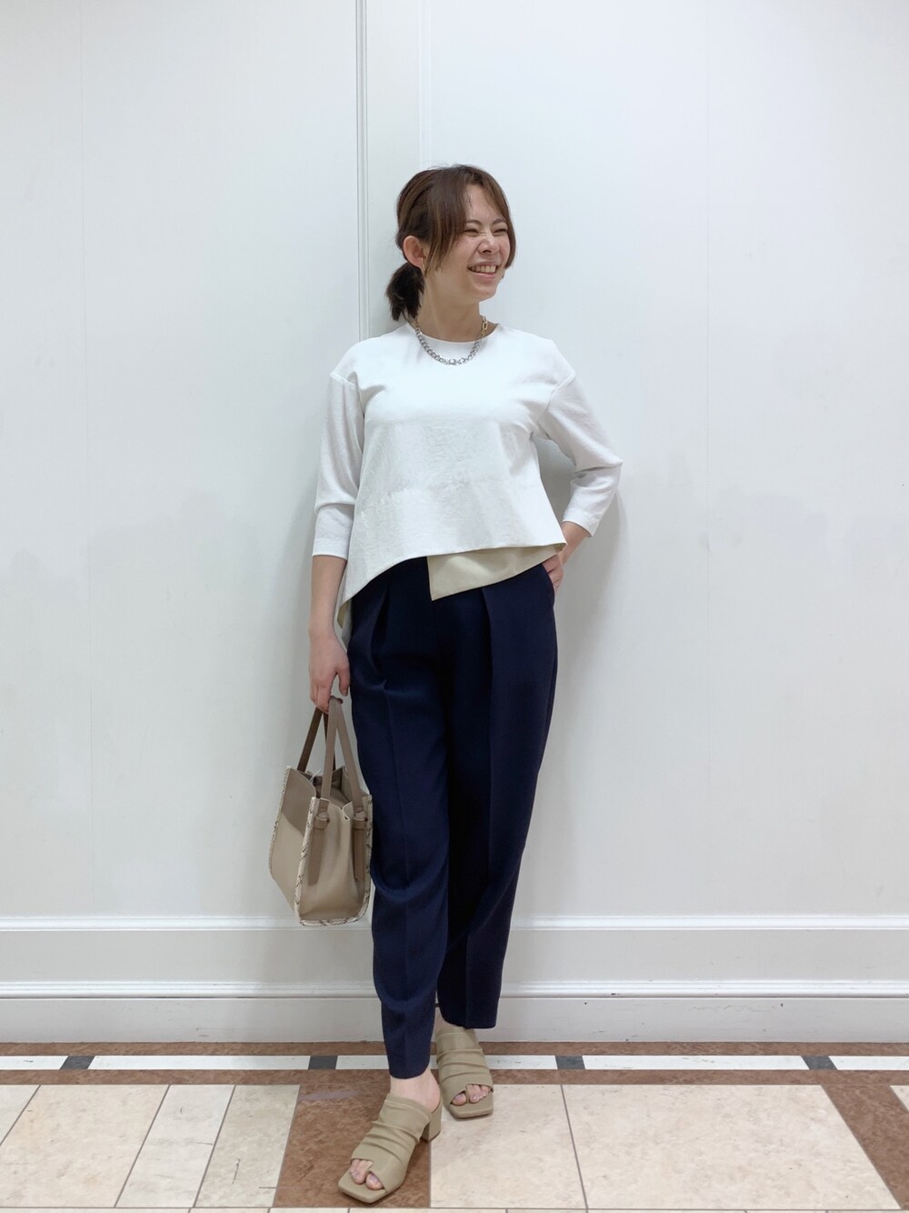 「テーパードパンツ、パンツスタイル、オフィスカジュアル、通勤コーデ、シンプル、シンプルコーデ、パンツコーデ、キレイめ、きれいめコーディネート、大人コーデ」｜「CAST:のチェーンコンビネックレス（ネックレス、シルバー系）」を使った、Matsuiさん（レディース・157cm）の春コーディネートの1枚目の写真