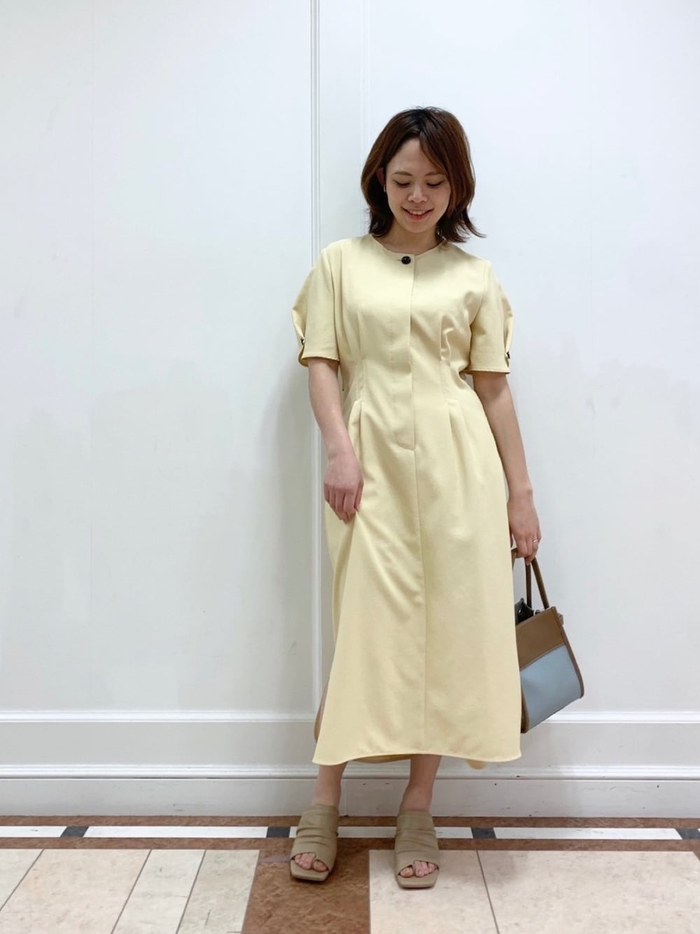 「春コーデ、ワンピース、ママコーデ、ママファッション、キレイめ、きれいめコーディネート、30代コーデ、入学式、入園式、イエロー」｜「CAST:のスタイルアップワンピース（ワンピース、ホワイト系）」を使った、Matsuiさん（レディース・157cm）の春コーディネートの1枚目の写真