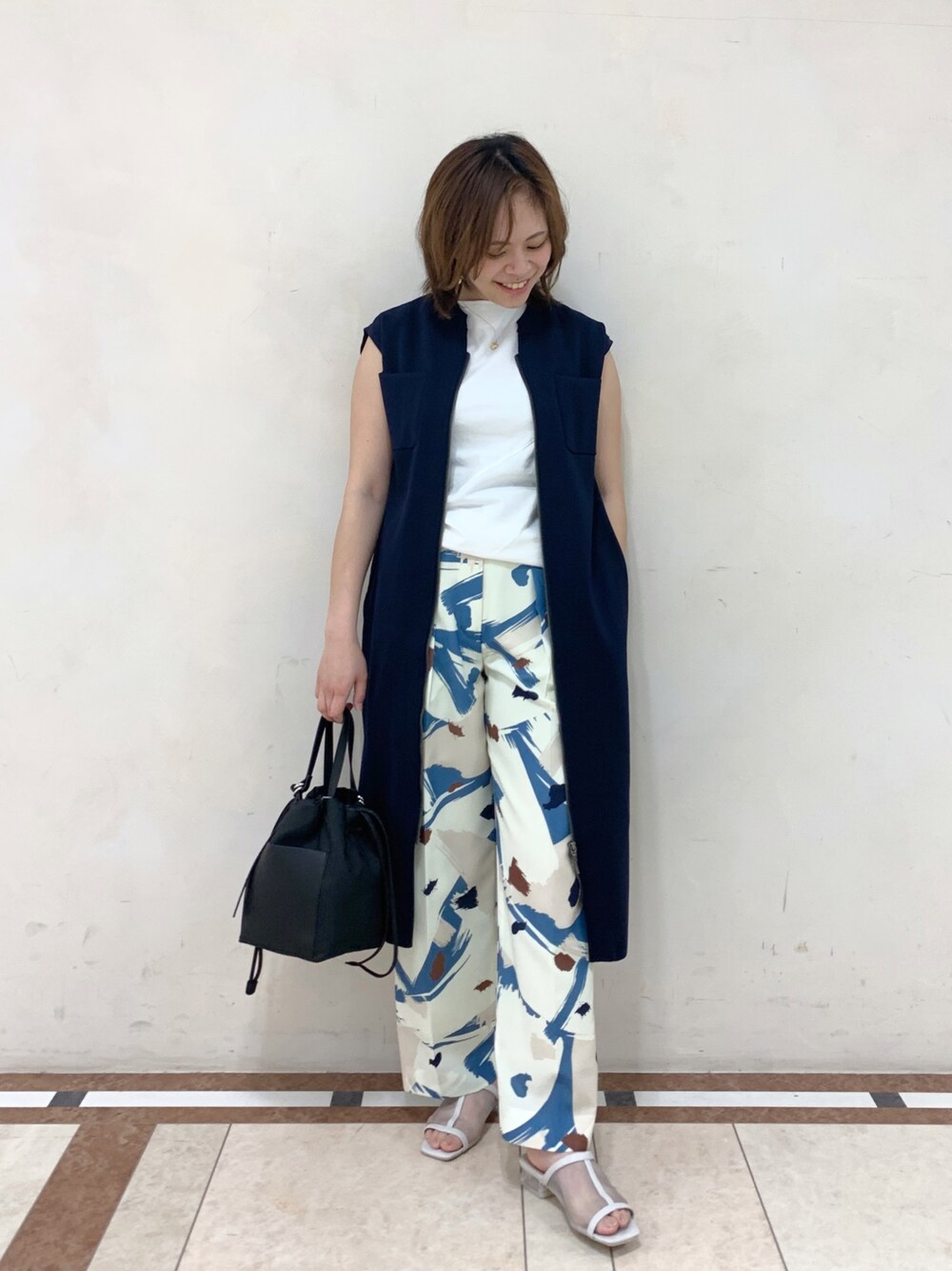 「柄パンツ、プリントパンツ、ワイドパンツ、セミワイドパンツ、ジレ、ジレスタイル、パンツスタイル、夏コーデ、パンツ、パンツコーデ」｜「CAST:のアシメノースリカットソー（Tシャツ/カットソー、ホワイト系）」を使った、Matsuiさん（レディース・157cm）の春コーディネートの1枚目の写真