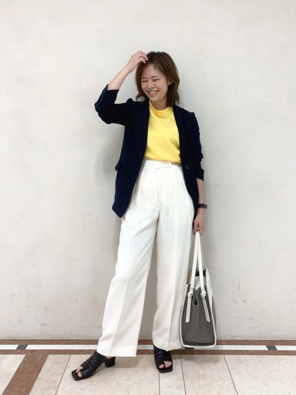 「主役はカラーパンツ、ワイドパンツ、ホワイトパンツ、カラーパンツ、カラーコーデ、イエロー、オフィスカジュアル、オフィスコーデ、パンツスタイル、ジャケットスタイル」｜「CAST:の5カラーズパンツ（スラックス、ホワイト系）」を使った、Matsuiさん（レディース・157cm）の春コーディネートの1枚目の写真
