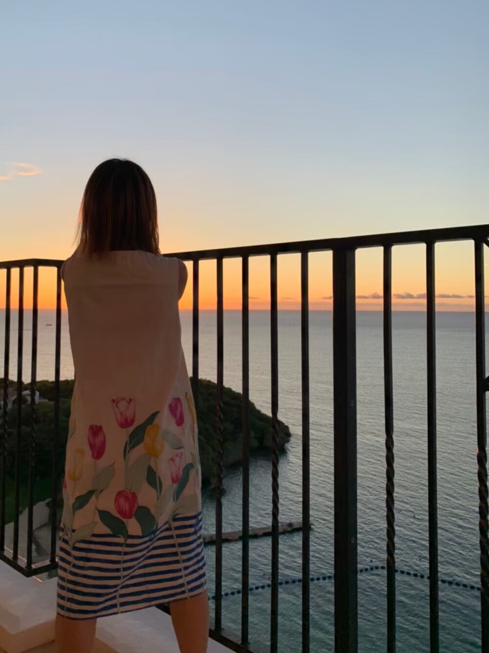 「夕陽、海、海コーデ、低身長、夏コーデ、リゾートスタイル」｜「Dot＆Stripes CHILD WOMANのアイテム（ワンピース/ドレス、ホワイト系）」を使った、エイミーさん（レディース・148cm）の秋コーディネートの1枚目の写真