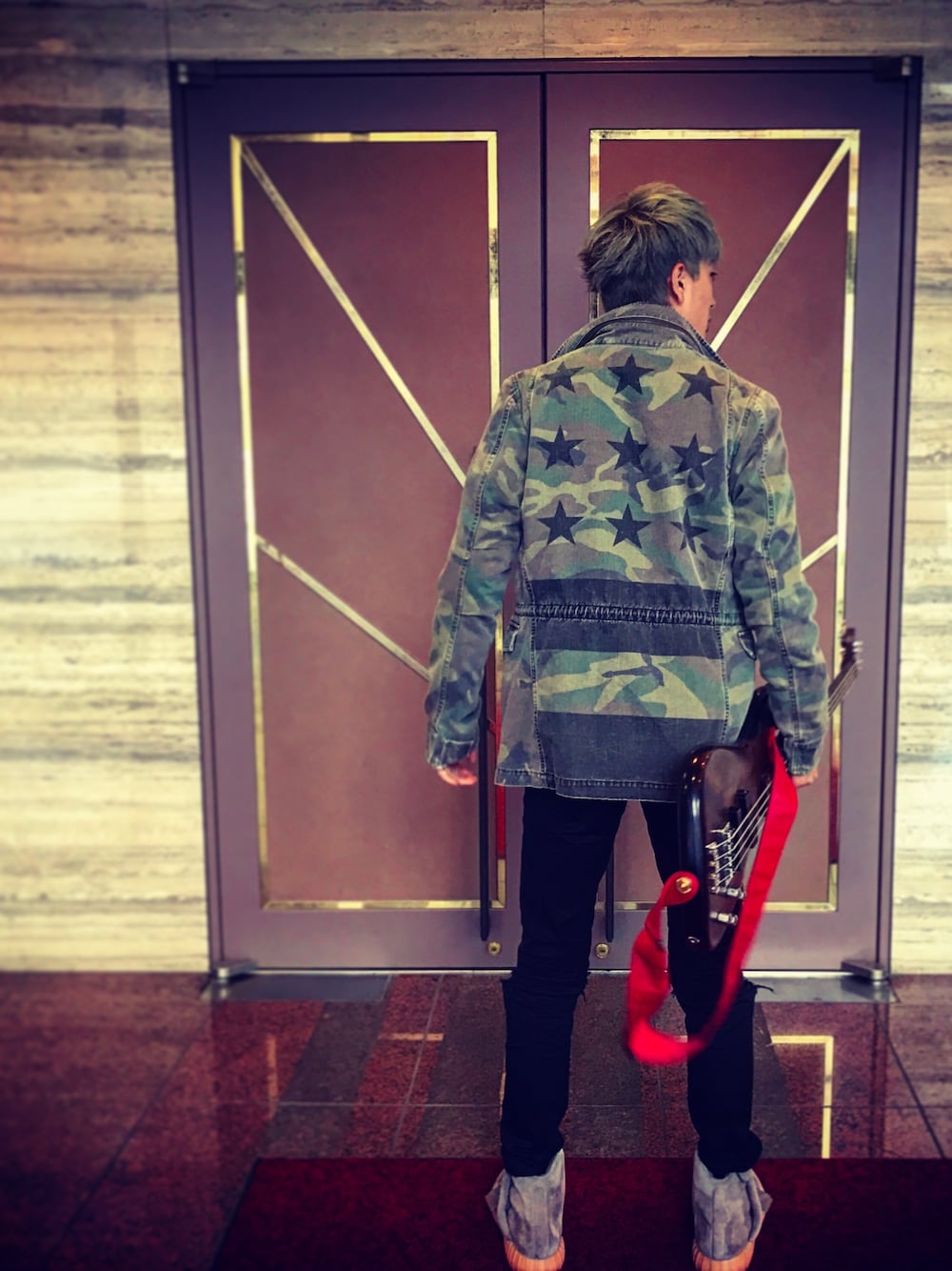 「ミリタリージャケット、Ｍ、ストリート系、ストリート、ストリートカジュアル、アメカジ、yeezy、yeezyboost750、アメリカンカジュアル」｜「Mのアイテム（ミリタリージャケット、グリーン系）」を使った、KNTさん（メンズ・177cm）の春コーディネートの1枚目の写真