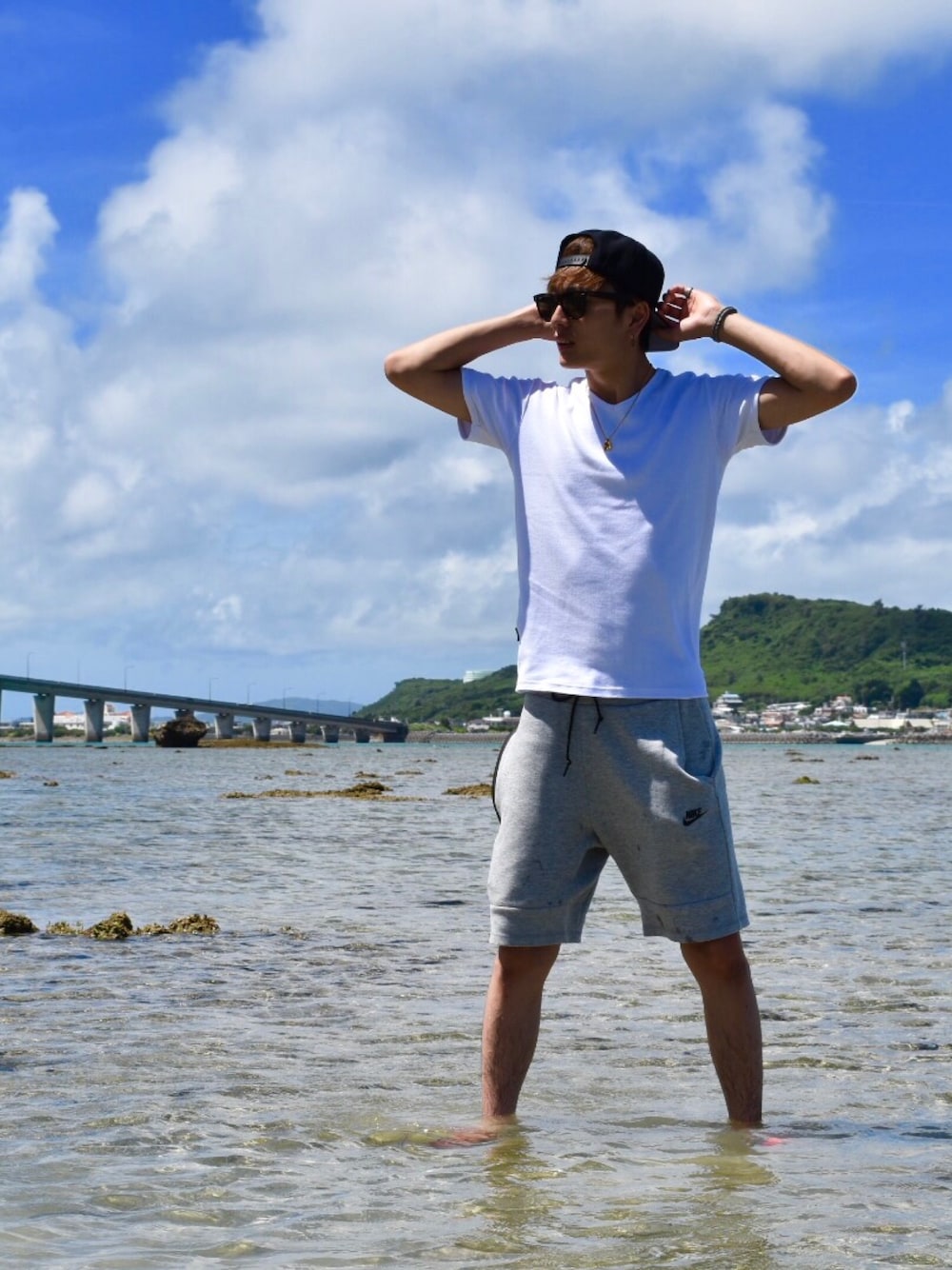 「沖縄、ray ban、キャップ、シロシャツ、AVIREX、シンプルコーデ、海、カジュアルコーデ、NIKE、休日スタイル」｜「NIKEの＜NIKE（ナイキ）＞ TECH SRT/ショーツ◆（その他パンツ、グレー系）」を使った、KNTさん（メンズ・179cm）の夏コーディネートの1枚目の写真