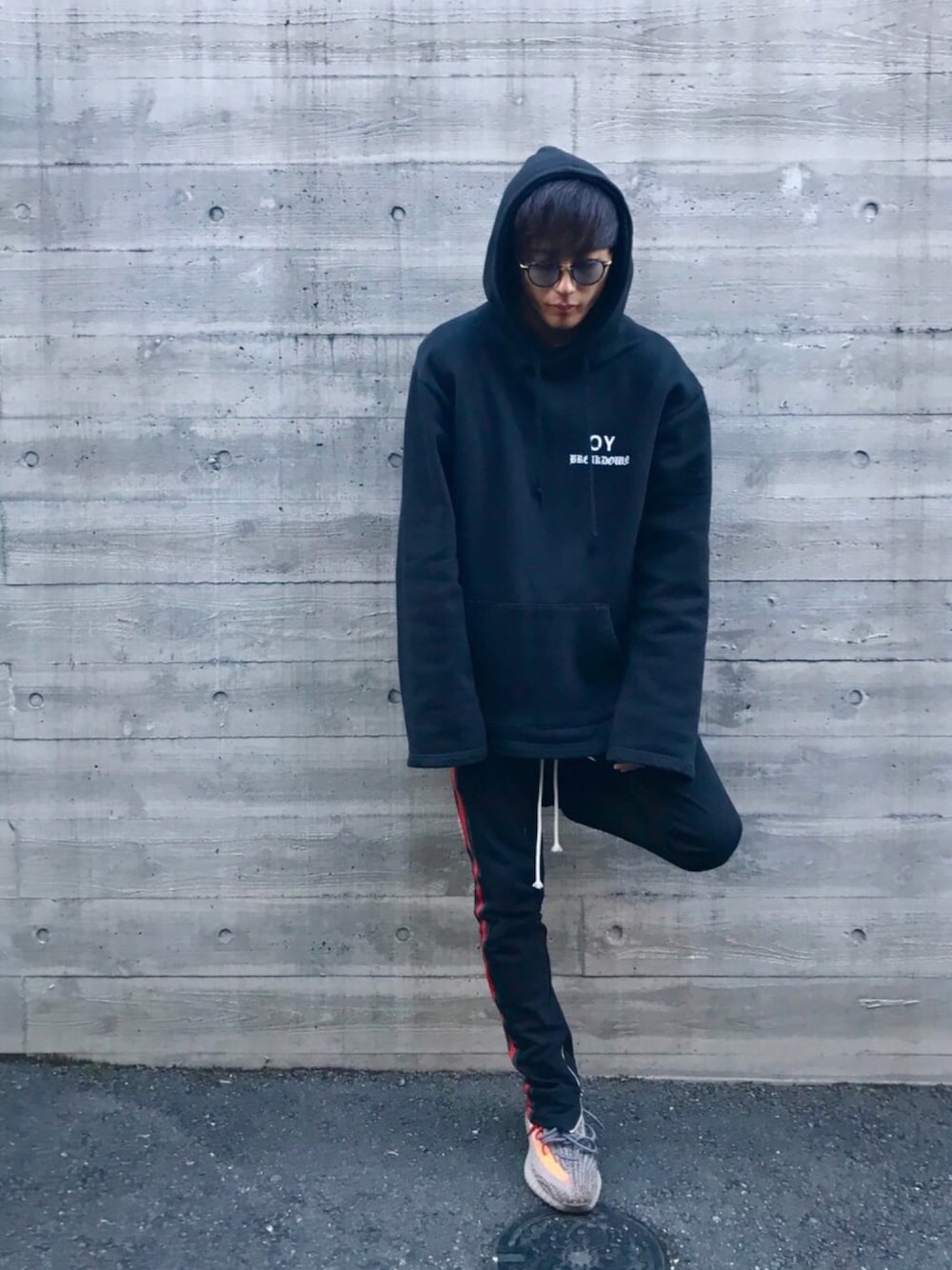 「ストリート、ストリート系、adidas originals、yeezy、yeezyboost、OY、韓国ブランド、韓国、ブラック、ブラックコーデ」｜「VONN のアイテム（サングラス、ブラック系）」を使った、KNTさん（メンズ・177cm）の冬コーディネートの1枚目の写真