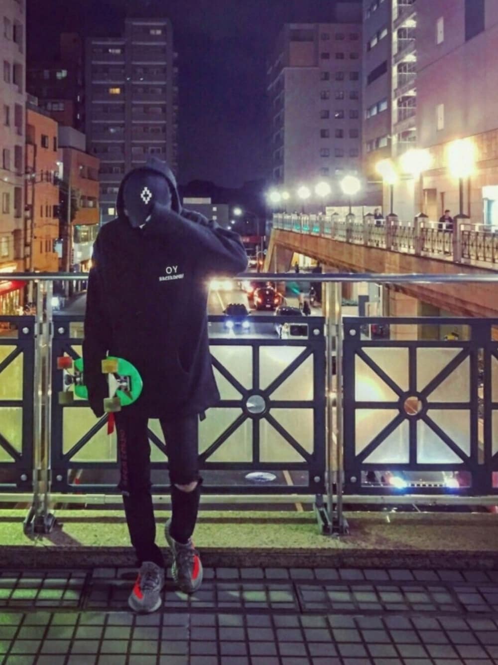 「ストリート、ストリート系、OY、RAGEBLUE、yeezy、MARCELO BURLON、韓国ファッション、韓国ブランド、スケボー、黒スキニー」｜「OYのアイテム（パーカー、ブラック系）」を使った、KNTさん（メンズ・177cm）の秋コーディネートの1枚目の写真