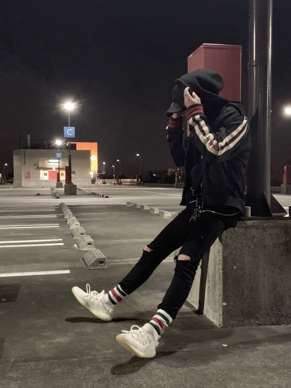 「テクニカルジャージー、GUCCI、yeezy、yeezyboost、adidas originals、ストリート、ストリート系、supreme、LouisVuitton、平成最後のWEARISTAセンバツ」｜「GUCCIのアイテム（ジャージ、ブラック系）」を使った、KNTさん（メンズ・199cm）の春コーディネートの1枚目の写真