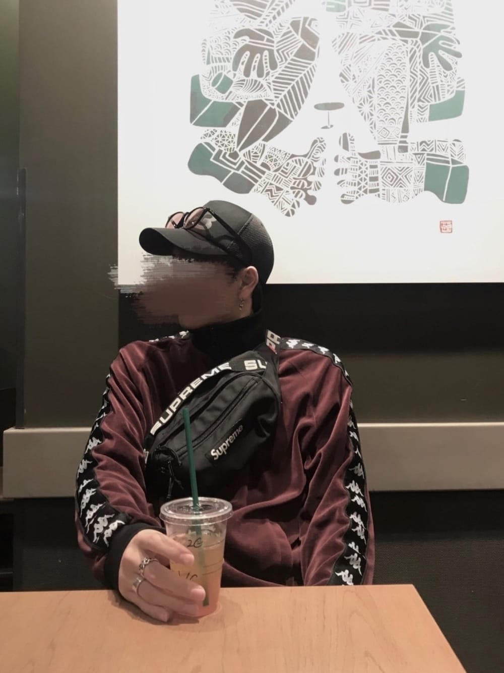 「KAPPA、supreme、Chrome Hearts、ストリート、ストリート系、Y-3、ベロア、トラックジャケット、韓国、お洒落さんとつながりたい」｜「Supreme のアイテム（ボディバッグ/ウエストポーチ、ブラック系）」を使った、KNTさん（メンズ・133cm）の冬コーディネートの1枚目の写真