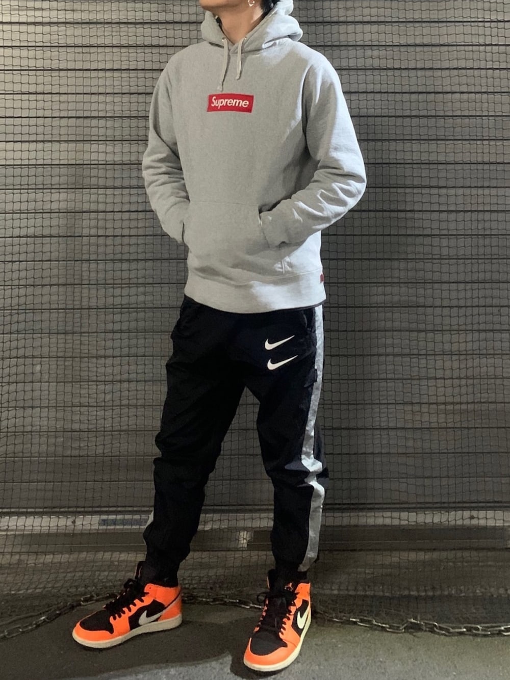 「supreme、BOXLOGO、NIKE、Jordan、AIR JORDAN、ストリート、ストリート系、冬アウター着回しチャレンジ、ナイロンパンツ、休日スタイル」｜「Supreme のアイテム（トップス、ブラック系）」を使った、KNTさん（メンズ・50cm）の冬コーディネートの1枚目の写真
