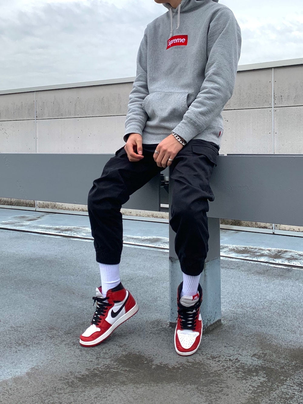 「supreme、ストリート、ストリート系、NIKE、AIR JORDAN、Jordan、BOXLOGO、白ソックス、カーゴパンツ、ジョガーパンツ」｜「Supreme のアイテム（トップス、ブラック系）」を使った、KNTさん（メンズ・50cm）の冬コーディネートの1枚目の写真
