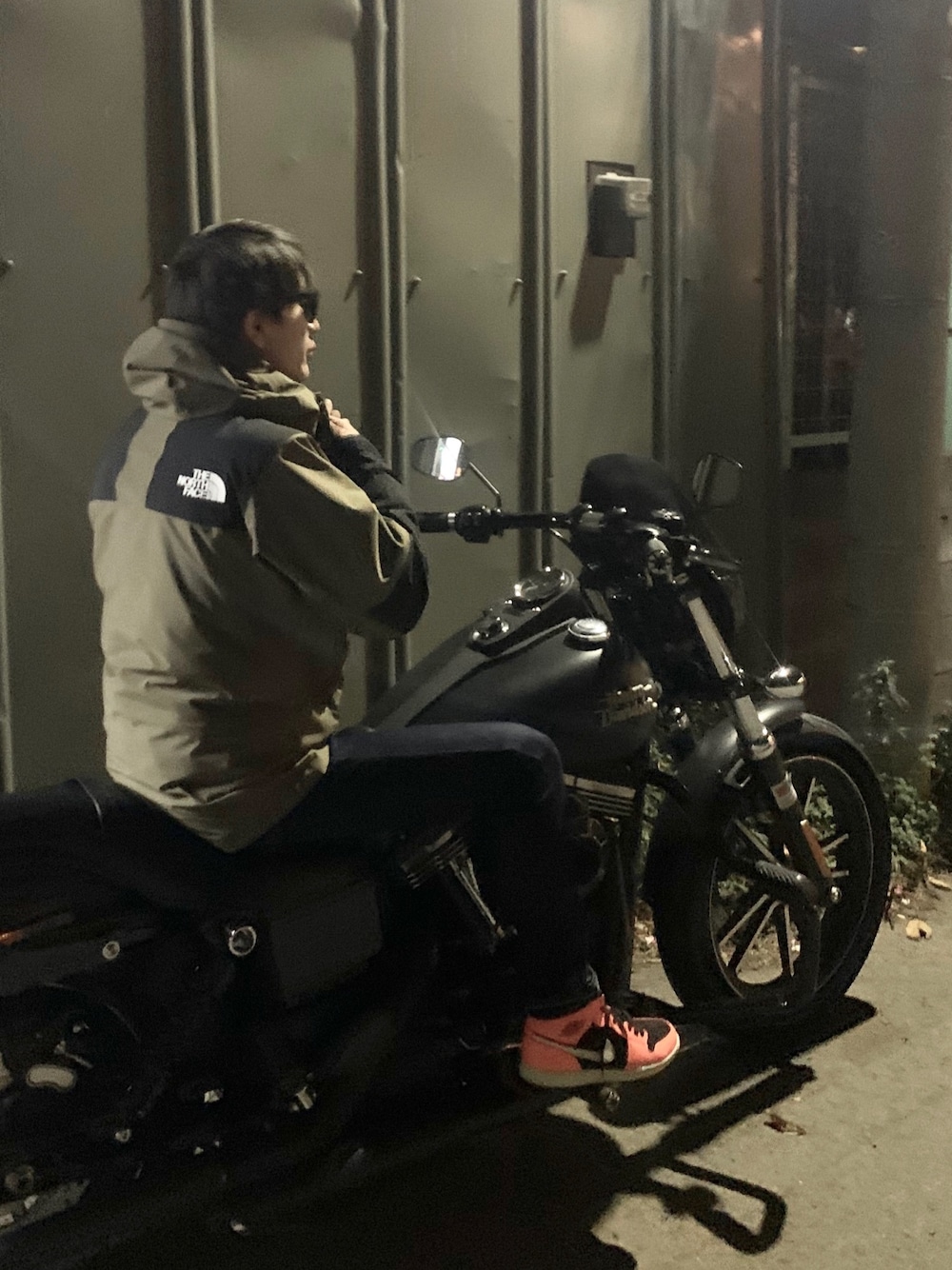 「ストリート、ストリート系、バイク、NIKE、AIR JORDAN、THE NORTH FACE、マウンテンパーカー、マウンテンジャケット、スニーカー、Levi's」｜「NIKEのNIKE ナイキ AIR JORDAN 1 MID エア ジョーダン 1 MID 554724 062BLACK/CONE-LT BONE（スニーカー、オレンジ系）」を使った、KNTさん（メンズ・50cm）の春コーディネートの1枚目の写真