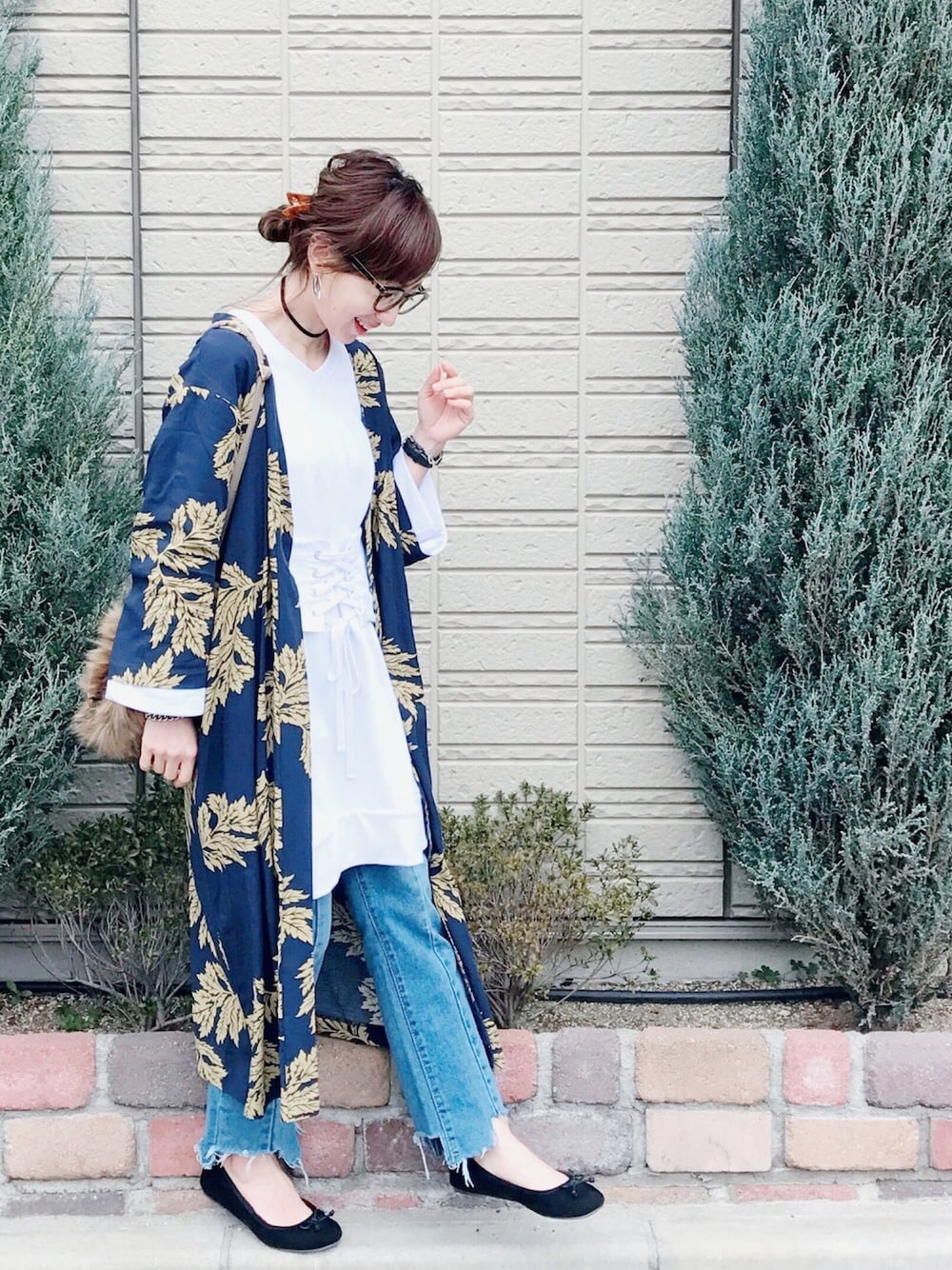 「春、大人カジュアル、パンツスタイル、デニム、お花見、ガウン、花柄、花柄ワンピース、花柄スカート、春コーデ」｜「LOWRYS FARMのアソートガラガウン 748940（シャツ/ブラウス、ブルー系）」を使った、SIZUさん（レディース・156cm）の春コーディネートの1枚目の写真