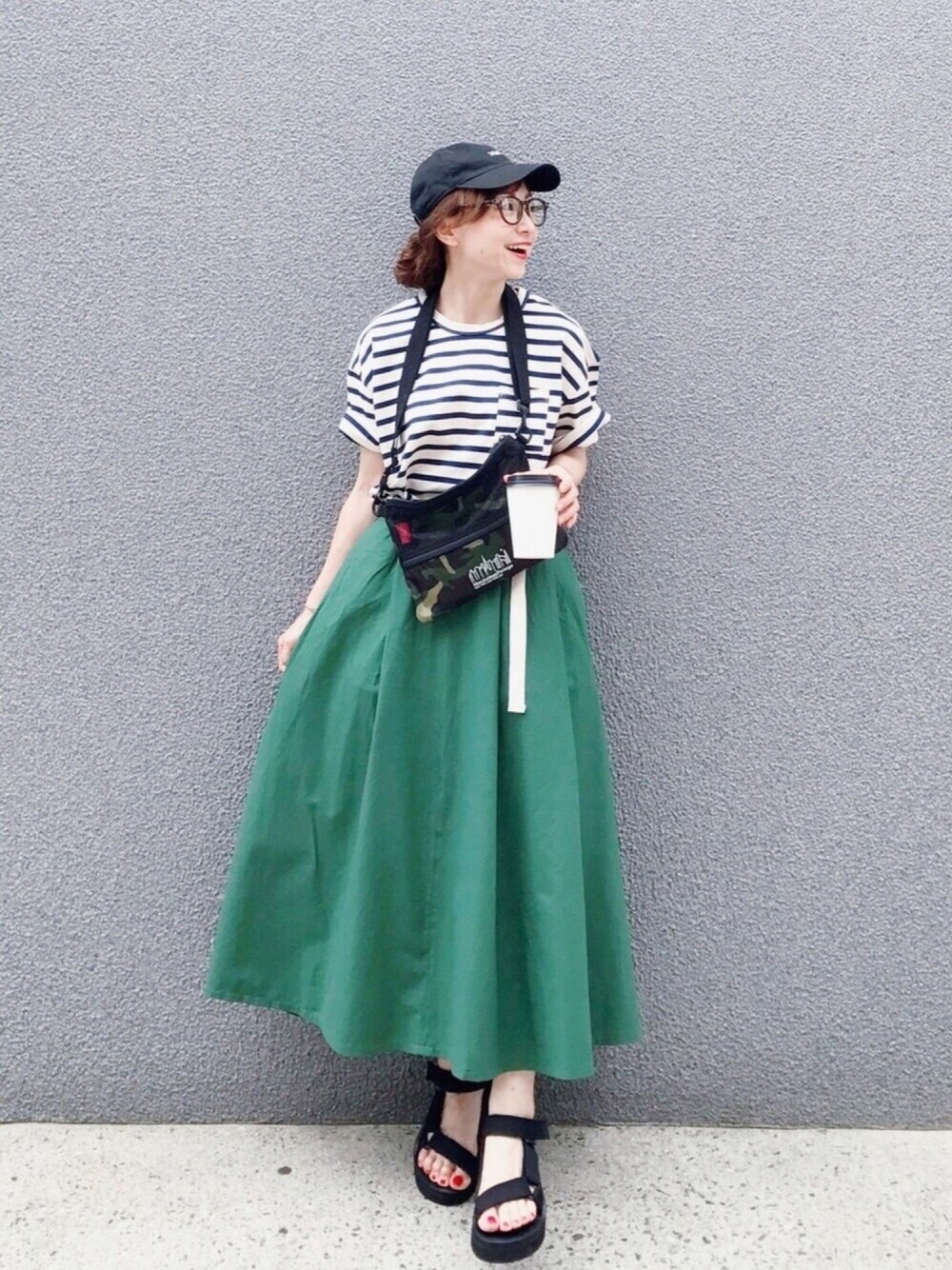 「キャップ、スカート、ロングスカート、ボリュームスカート、ボーダー、ボーダートップス、ボーダーTシャツ、サコッシュ、スポサン、スポーツサンダル」｜「X-girlのLOGO COTTON CAP キャップ/パステルカラー/春色/ロゴ/ギフト（キャップ、ブラック系）」を使った、SIZUさん（レディース・156cm）の夏コーディネートの1枚目の写真