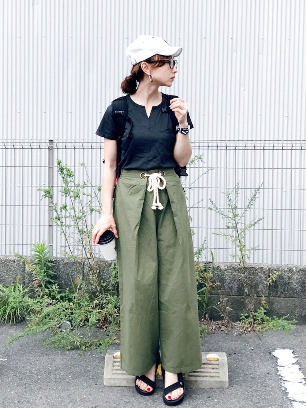 「ラフ、オトナカジュアル、ゆるコーデ、休日スタイル、ワイドパンツ、リュック、バックパック、キャップ、夏コーデ、夏」｜「Another Editionのロゴキャップ/AEBC Rogo CAP（キャップ、ホワイト系）」を使った、SIZUさん（レディース・156cm）の夏コーディネートの1枚目の写真