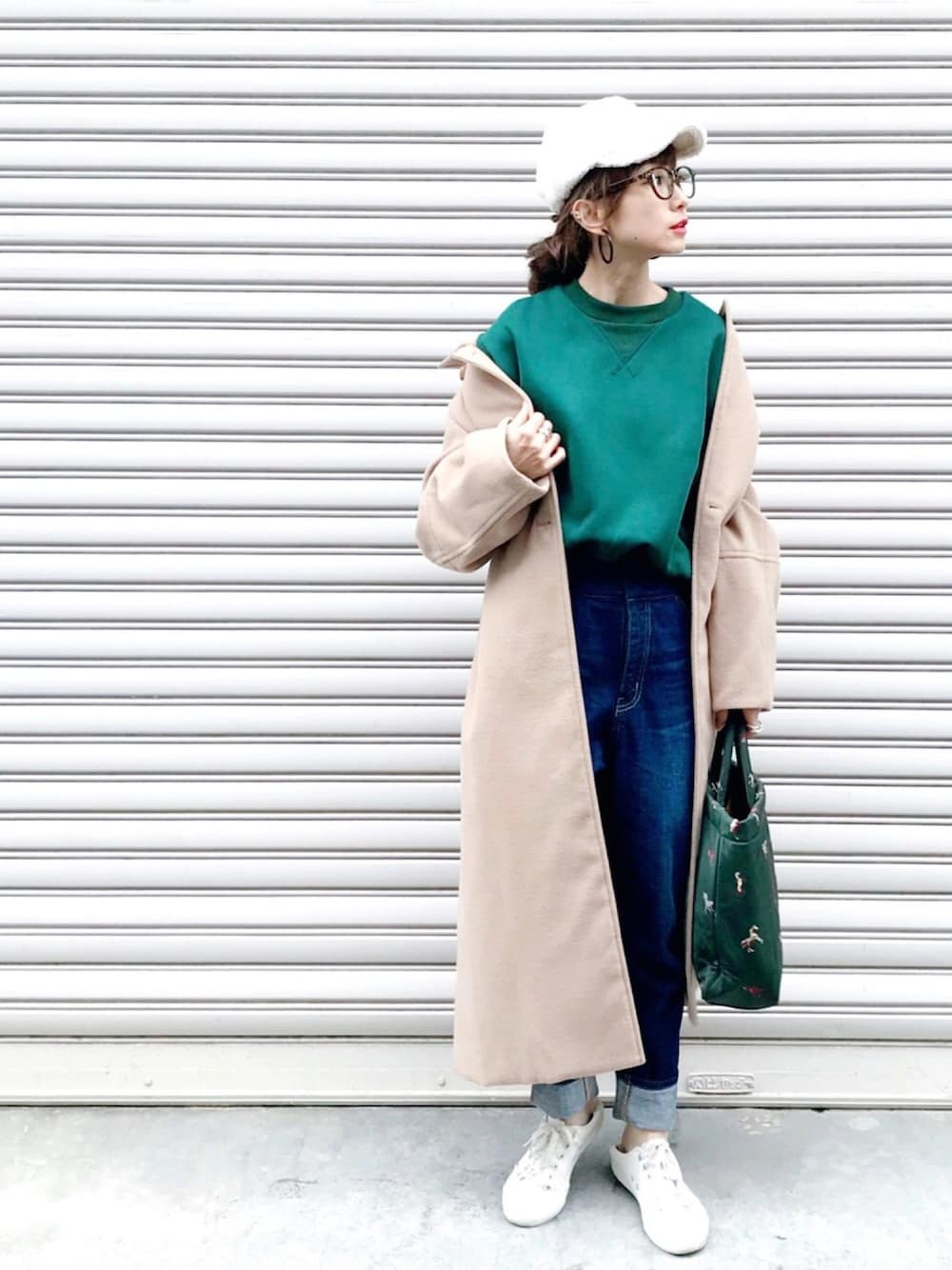「コート、スウェット、デニム、ボア、ファー、ファー小物、キャップ、冬、冬コーデ、秋冬」｜「MODE ROBEのムートンキャップ キャスケット （キャップ、ホワイト系）」を使った、SIZUさん（レディース・156cm）の秋コーディネートの1枚目の写真