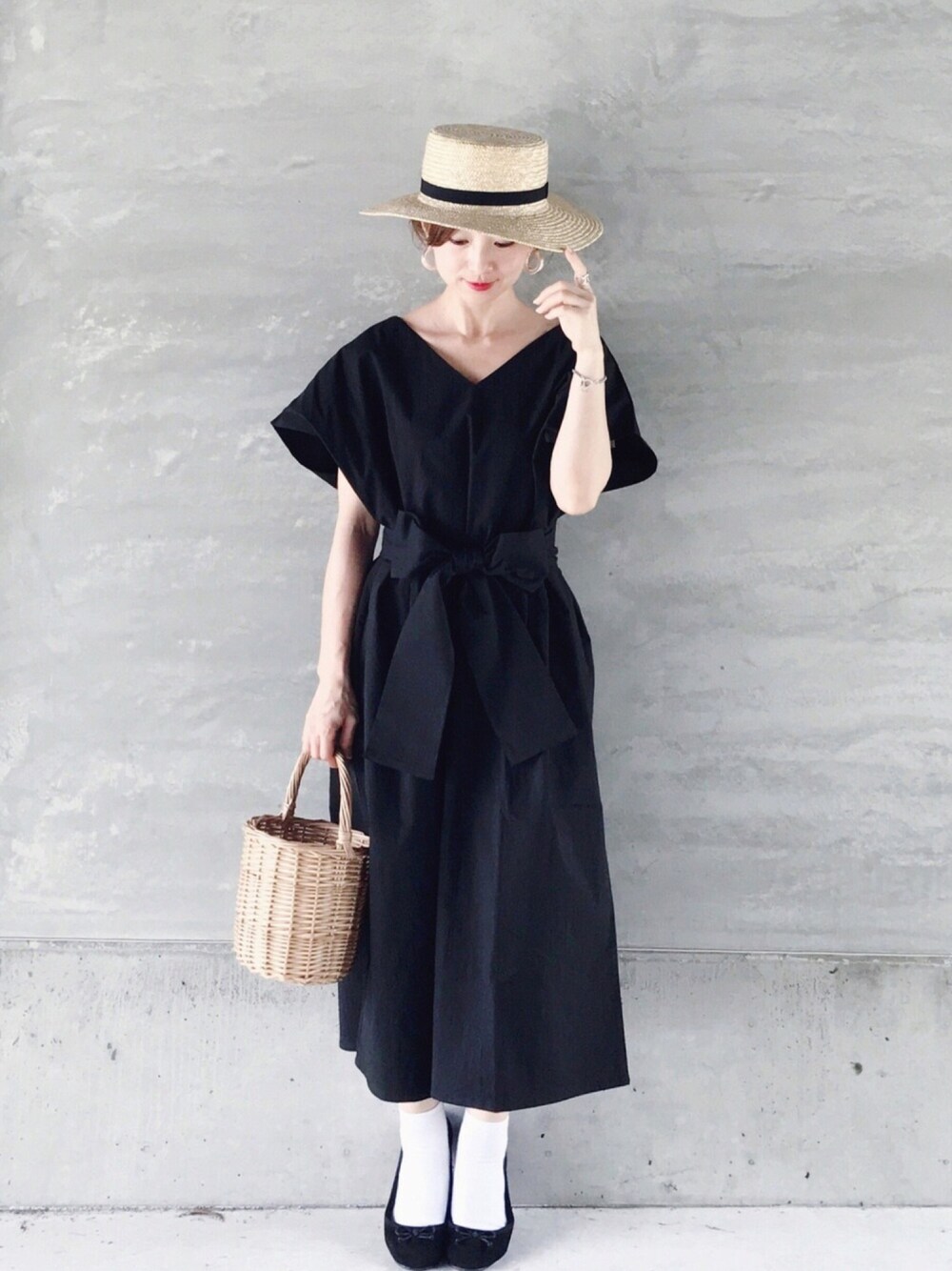 「夏、シンプルコーデ、black、休日コーデ、大人ガーリー、モノトーンコーデ、モノトーン、バレエシューズ、カンカン帽、かごバッグ」｜「MOUSSYのNATURAL HAT（ハット、ベージュ系）」を使った、SIZUさん（レディース・156cm）の夏コーディネートの1枚目の写真