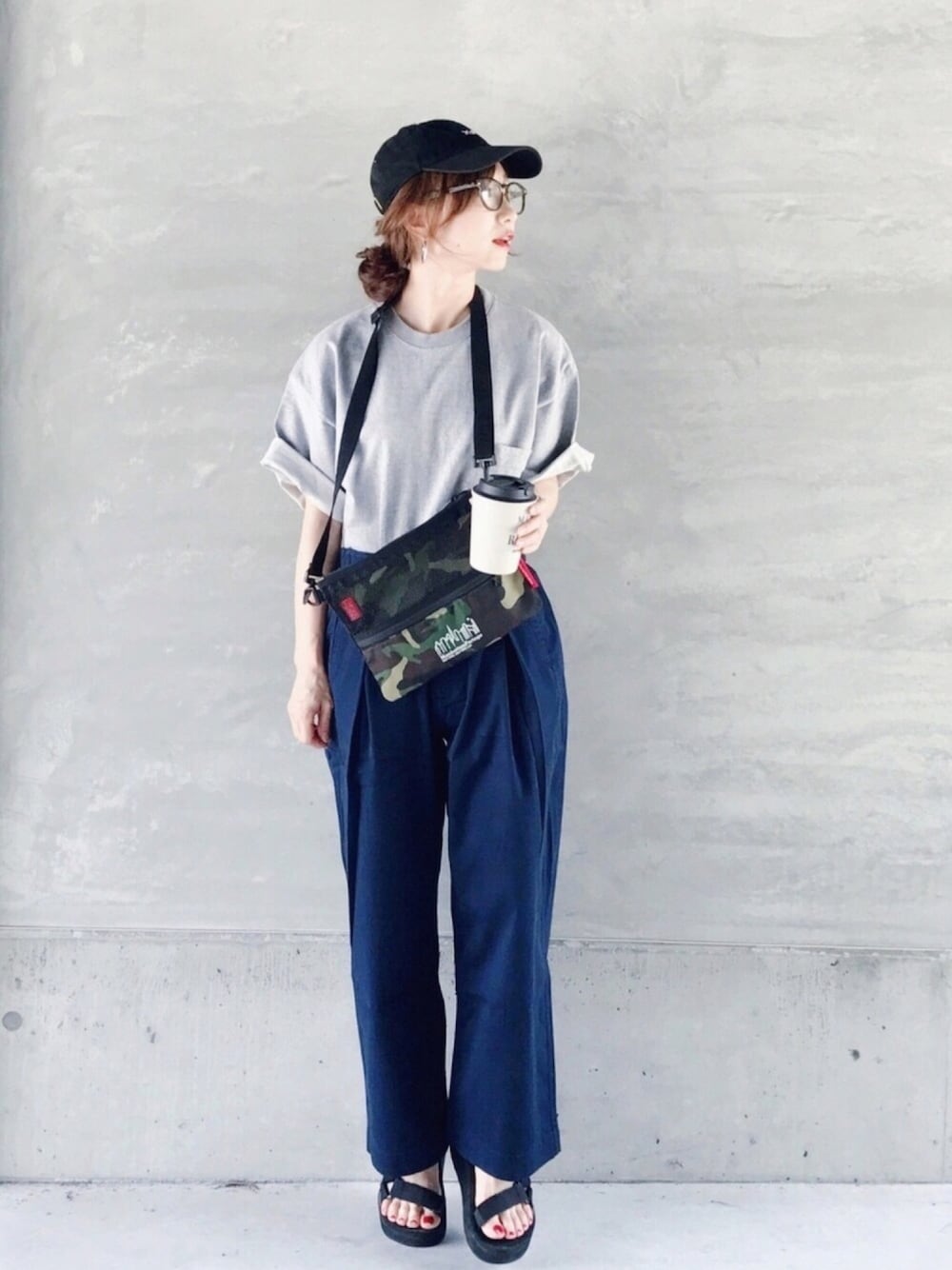 「楽チンコーデ、カジュアル、シンプル、厚底サンダル、休日コーデ、低身長、サコッシュ、ビッグT、キャップ、スポーツサンダル」｜「X-girlのLOGO COTTON CAP キャップ/パステルカラー/春色/ロゴ/ギフト（キャップ、ブラック系）」を使った、SIZUさん（レディース・156cm）の夏コーディネートの1枚目の写真