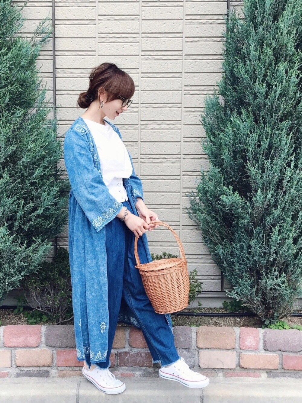 「ゆるコーデ、大人カジュアル、休日スタイル、パンツスタイル、シャツワンピ、converse、刺繍、刺繍ワンピース、ガウン、デニム」｜「FREAK'S STOREのインディゴ刺繍2wayガウン（ワンピース、ブルー系）」を使った、SIZUさん（レディース・156cm）の春コーディネートの1枚目の写真