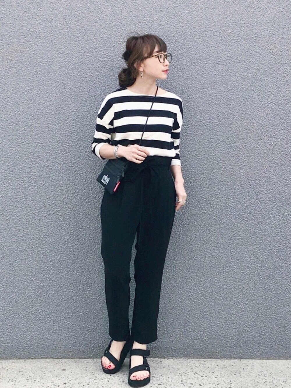 ブラック系のショルダーバッグ、ブラック系のその他パンツ、ブラック系のサンダルを着用したレディースの春コーディネートの1枚目の写真