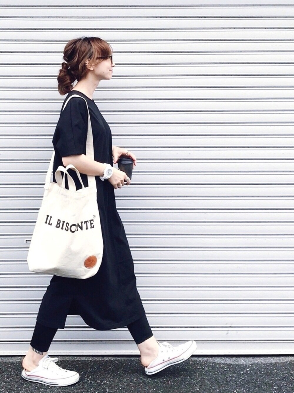 「モノトーン、モノトーンコーデ、ワンピース、ワンピース×スニーカー、レギンス、ラクチンコーデ、大人カジュアル、夏コーデ、夏、シンプル」｜「DHOLICのステッチスリットヘムワンピース（ワンピース、ブラック系）」を使った、SIZUさん（レディース・156cm）の夏コーディネートの1枚目の写真