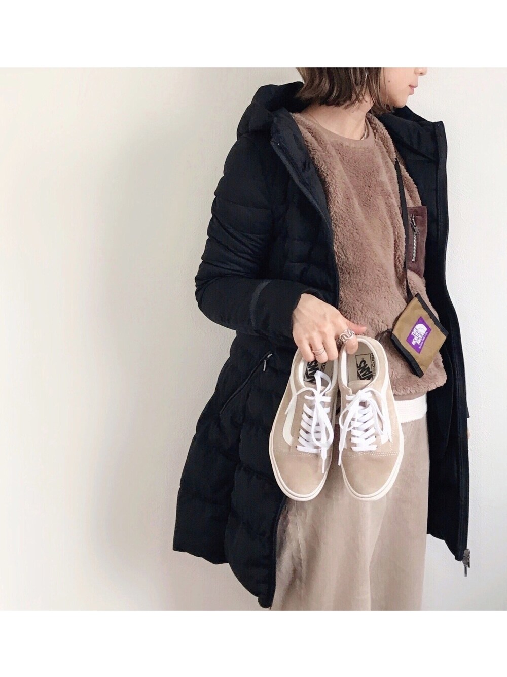 「冬コーデ、冬、冬のコーデ、冬服、ダウンジャケット、ダウン、ダウンコート、ベージュ、ベージュコーデ、オトナカジュアル」｜「RUIRUE BOUTIQUEの【レディースダウン アウター】プレミアムストレッチライトダウン（ロングタイプ）（ダウンジャケット/コート、ブラック系）」を使った、SIZUさん（レディース・156cm）の秋コーディネートの1枚目の写真
