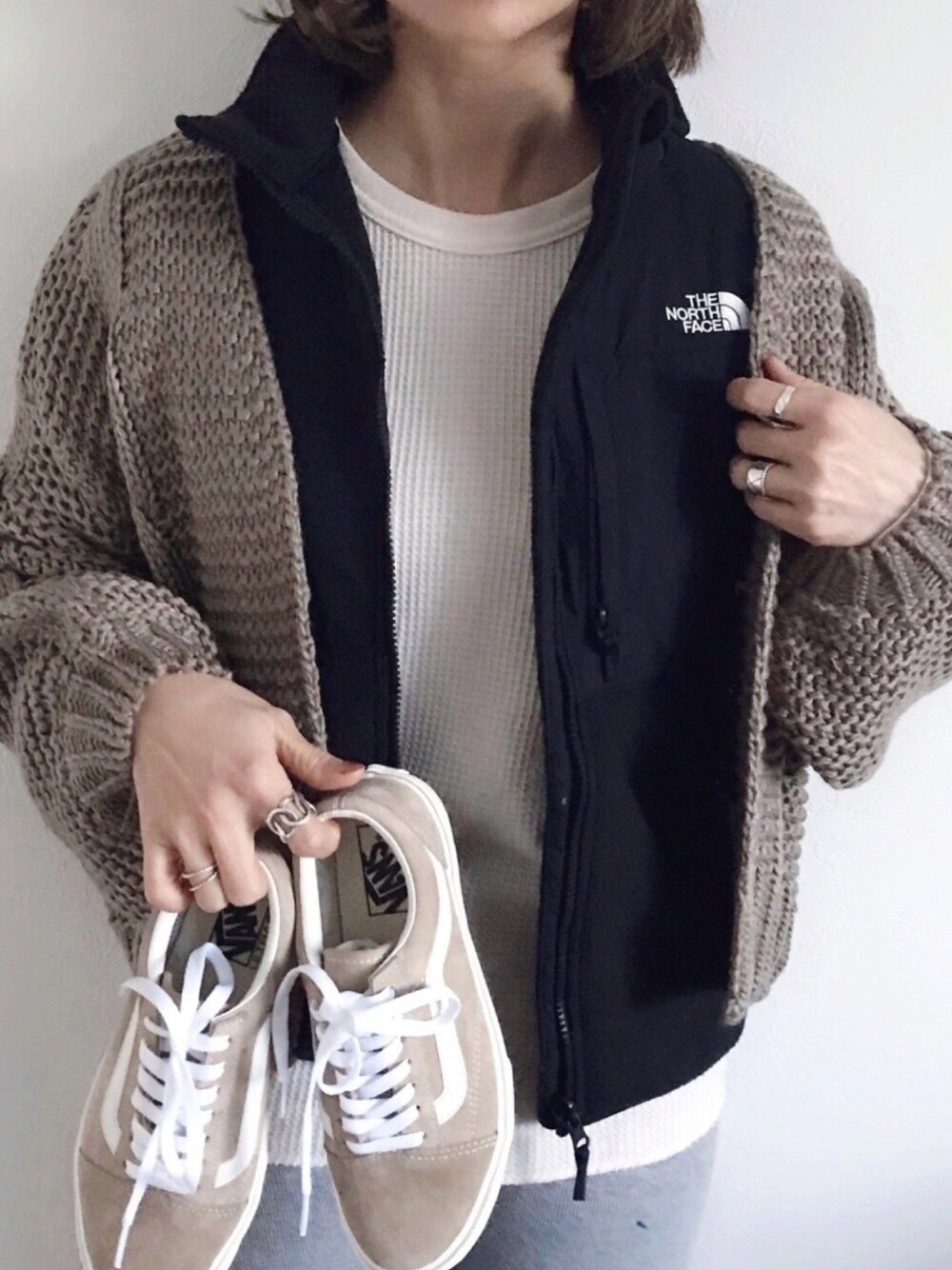 ブラック系のブルゾン、ベージュ系のカーディガン/ボレロ、ホワイト系のその他アンダーウェア/インナーを着用したレディースの冬コーディネートの1枚目の写真