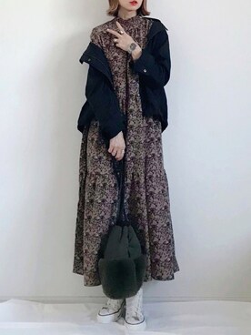 SIZUさんの「【スザンヌさんコラボ】小花柄のハイネックティアードロングワンピース by LOVE&PEACE PROJECT」を使ったコーディネート