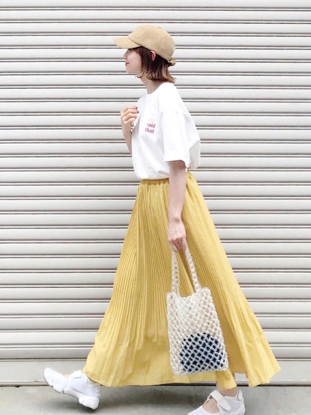 「スカート、スカートスタイル、スカート×スニーカー、ロングスカート、プリーツスカート、ビッグT、キャップ、クリアバッグ、夏、夏コーデ」｜「niko and...の【she said that（シー・セッド・ザット)】ロゴプリントTシャツ（Tシャツ/カットソー、レッド系）」を使った、SIZUさん（レディース・156cm）の春コーディネートの1枚目の写真