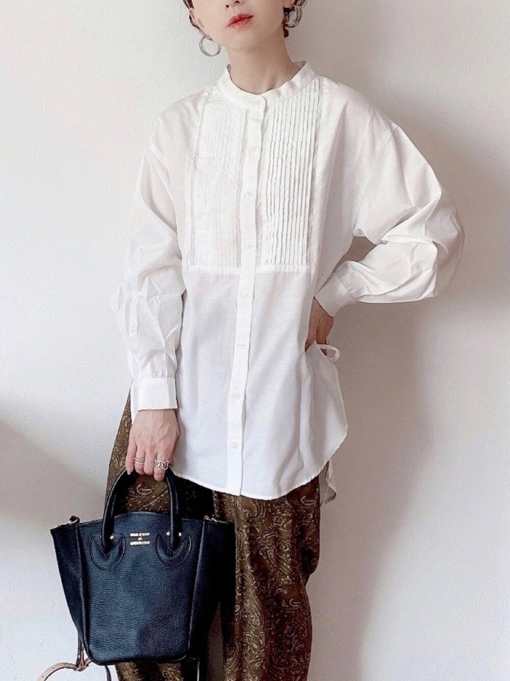 「オトナカジュアル、シャツスタイル、シャツ、ペイズリー、ペインターパンツ、YOUNG & OLSEN The DRYGOODS STORE、シンプル、秋服、低身長コーデ、秋色」｜「YOUNG&OLSEN The DRYGOODS STOREのYOUNG & OLSEN/ヤングアンドオルセン PETITE LEATHER TOTE/プチレザートート/ショルダーバッグ（ショルダーバッグ、ブラック系）」を使った、SIZUさん（レディース・156cm）の秋コーディネートの1枚目の写真