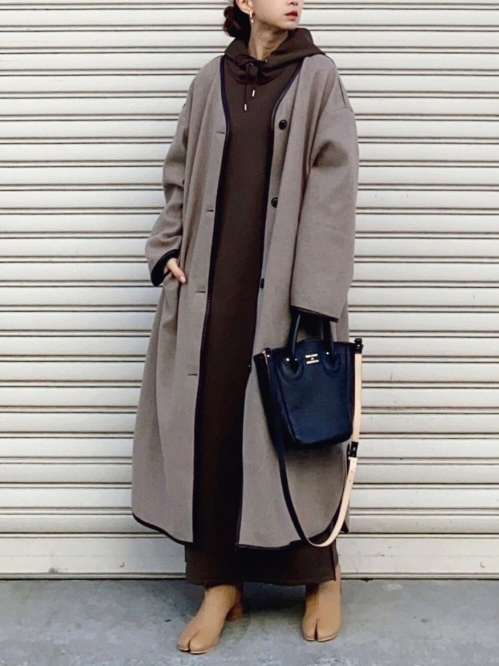 「ロングコート、冬アウター、ワンピース、ロングワンピース、マキシ丈ワンピース、パーカー、ブーツ、YOUNG & OLSEN The DRYGOODS STORE、年末WEAR感謝祭、冬コーデ」｜「URBAN RESEARCHの【WEB限定】ダンボールパーカーワンピース-1（ワンピース、ブラウン系）」を使った、SIZUさん（レディース・156cm）の冬コーディネートの1枚目の写真