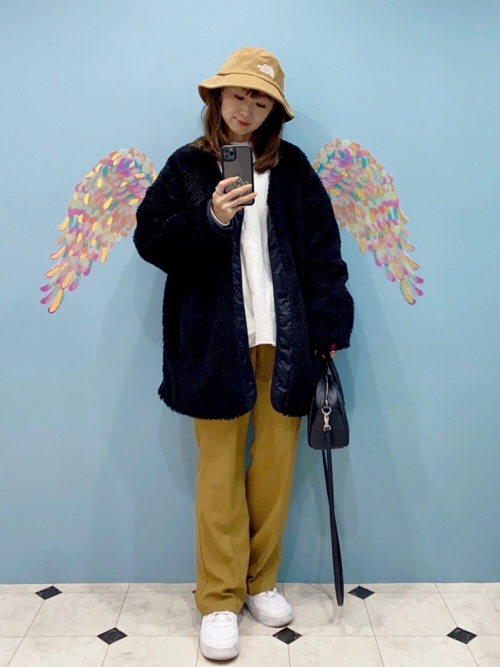 「ボア、ボアジャケット、ボアブルゾン、ボアコート、ファー、ファーコート、バケットハット、AIR FORCE 1、冬、年末WEAR感謝祭」｜「FREAK'S STOREのGRAMICCI×FREAK'S STORE/グラミチ　別注ボアカーディガン(ボアジャケット/ボアアウター)（ブルゾン、ブラック系）」を使った、SIZUさん（レディース・156cm）の冬コーディネートの1枚目の写真